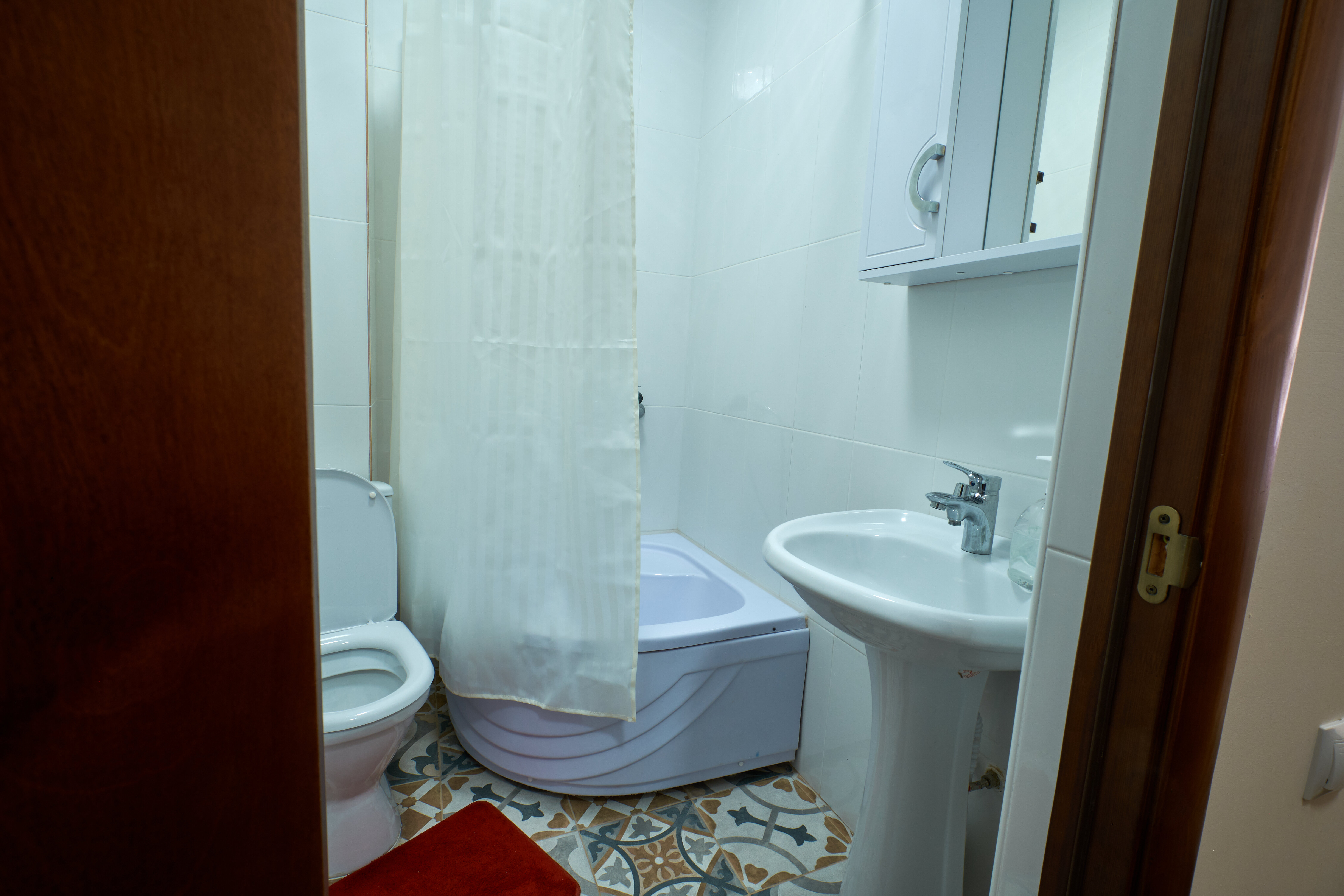 Стандартный двухместный номер с 2 отдельными кроватями и общей ванной комнатой