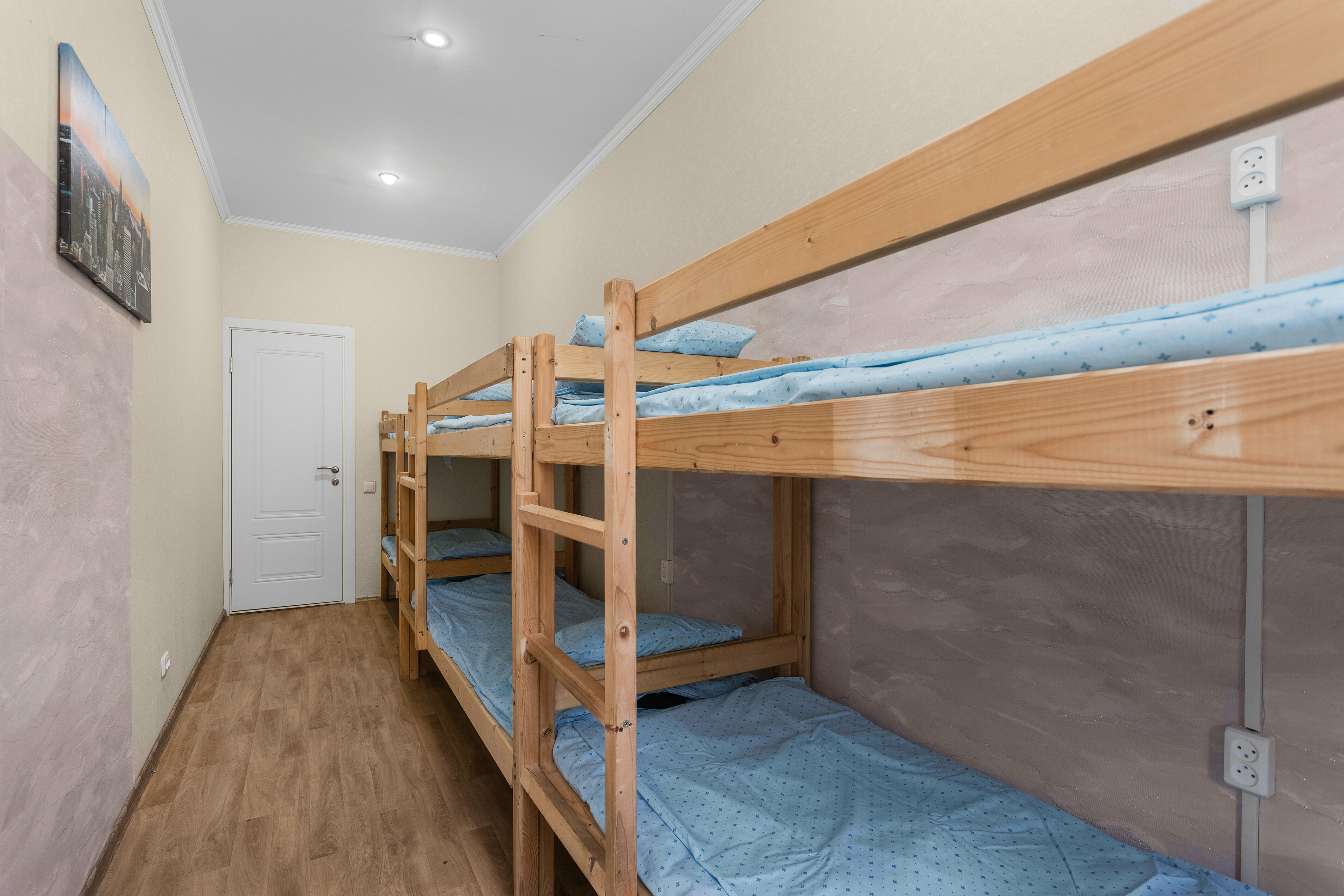 Спальное место на двухъярусной кровати в общем номере для мужчин и женщин