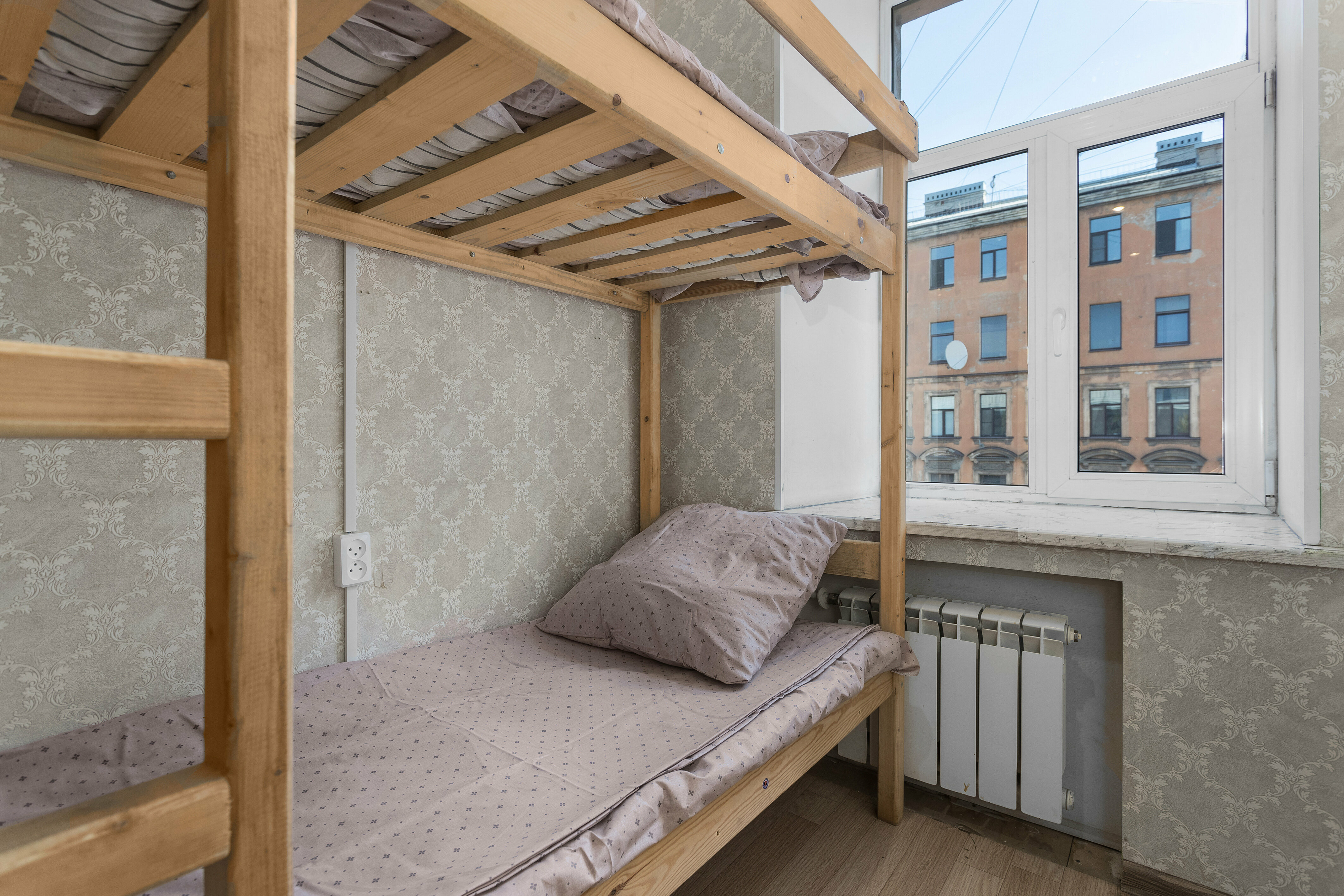 Спальное место на двухъярусной кровати в общем номере для мужчин и женщин