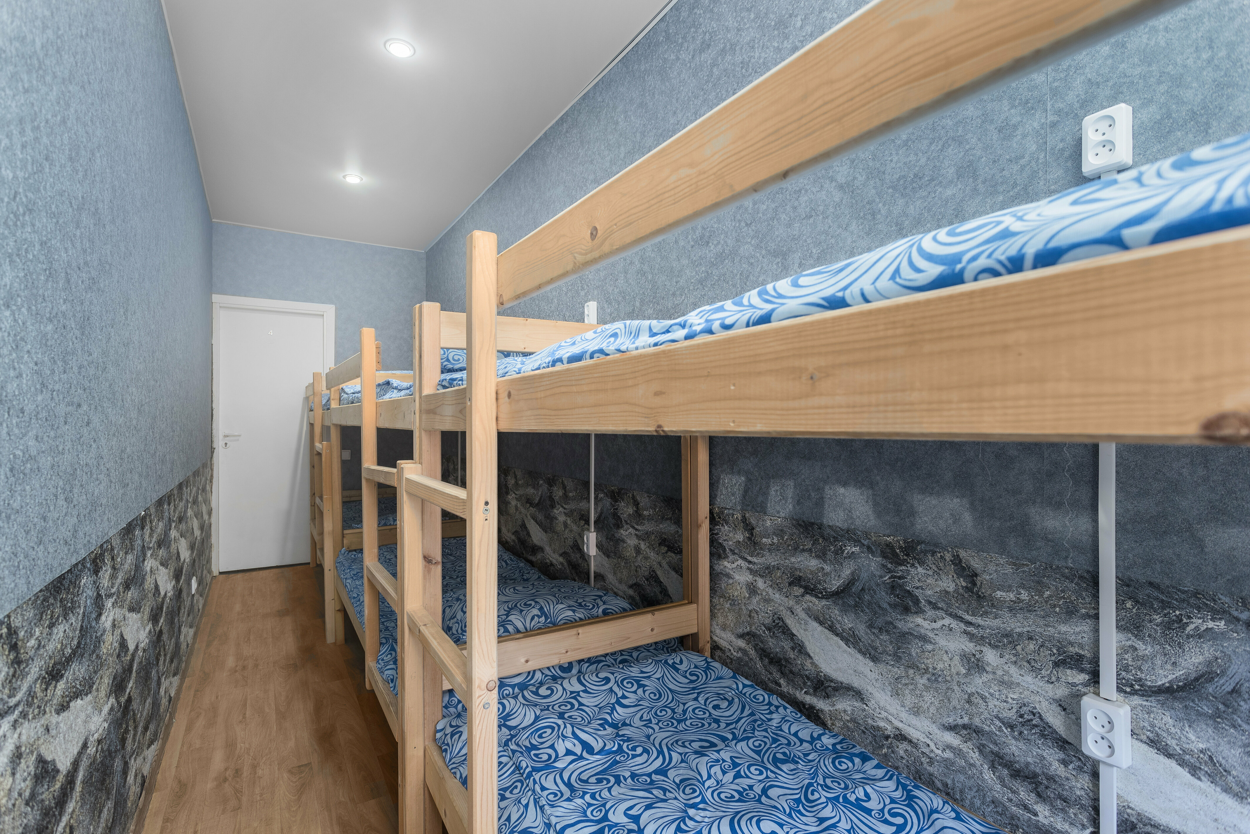 Спальное место на двухъярусной кровати в общем номере для мужчин и женщин