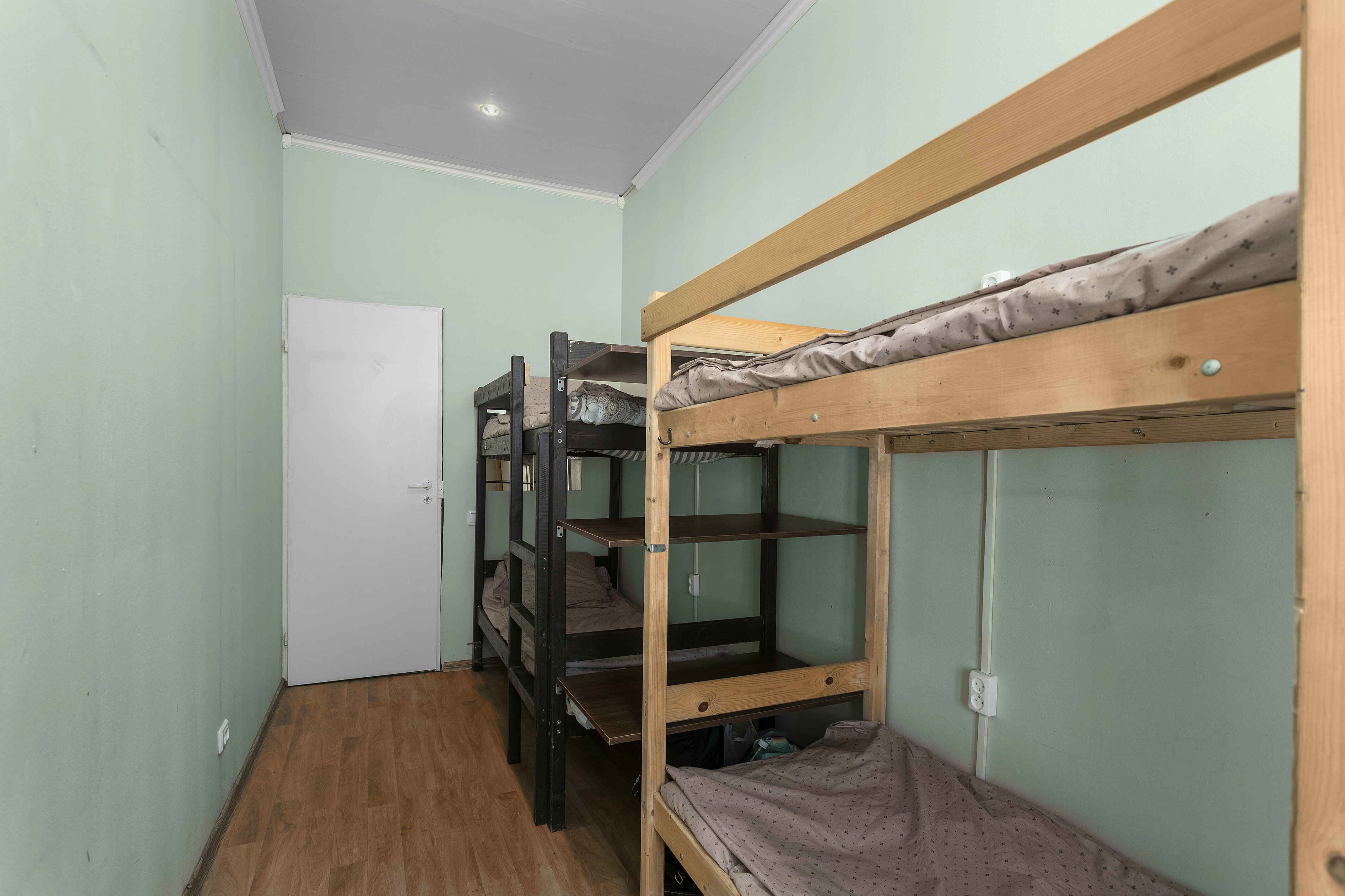 Спальное место на двухъярусной кровати в общем номере для женщин