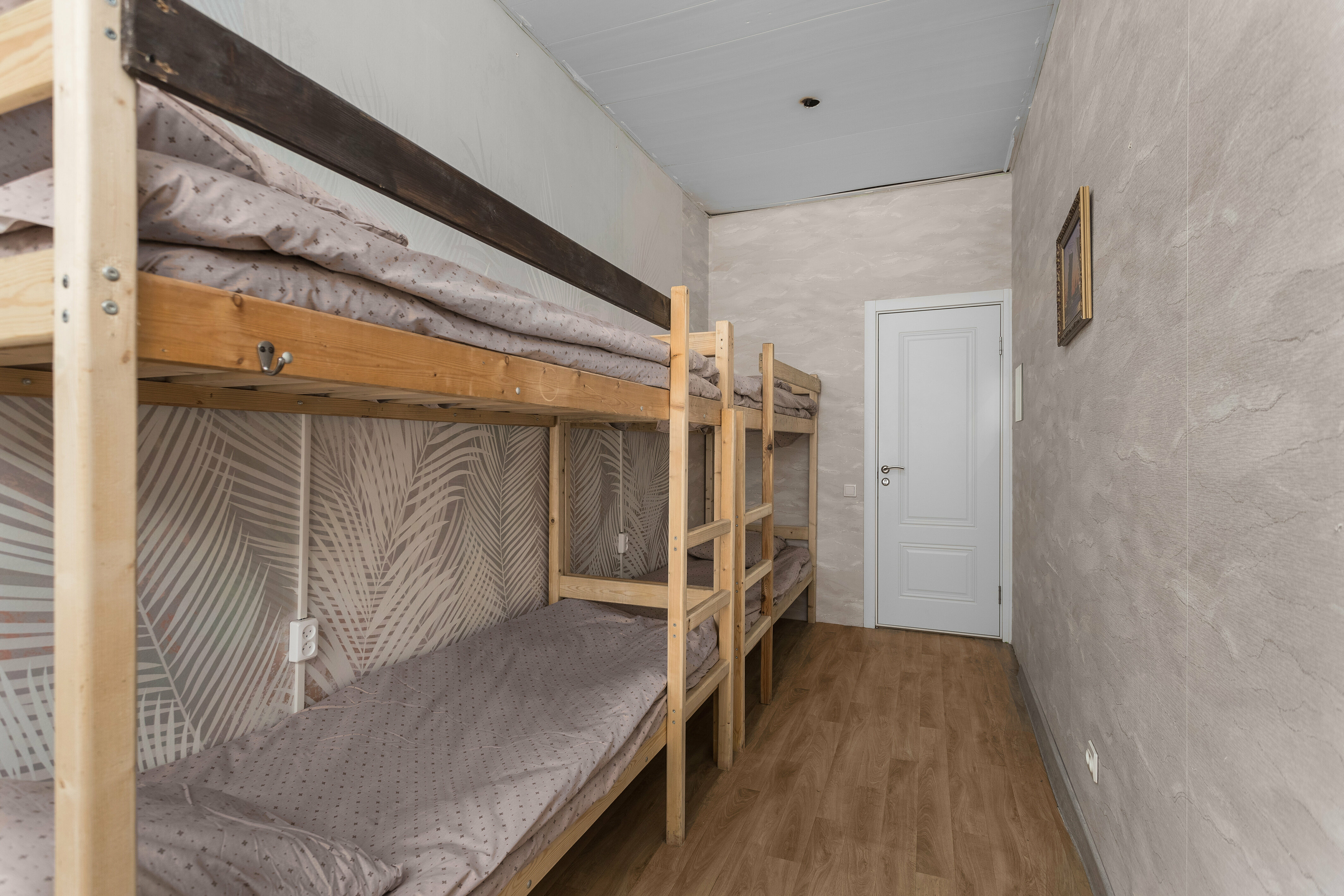 Спальное место на двухъярусной кровати в общем номере для женщин