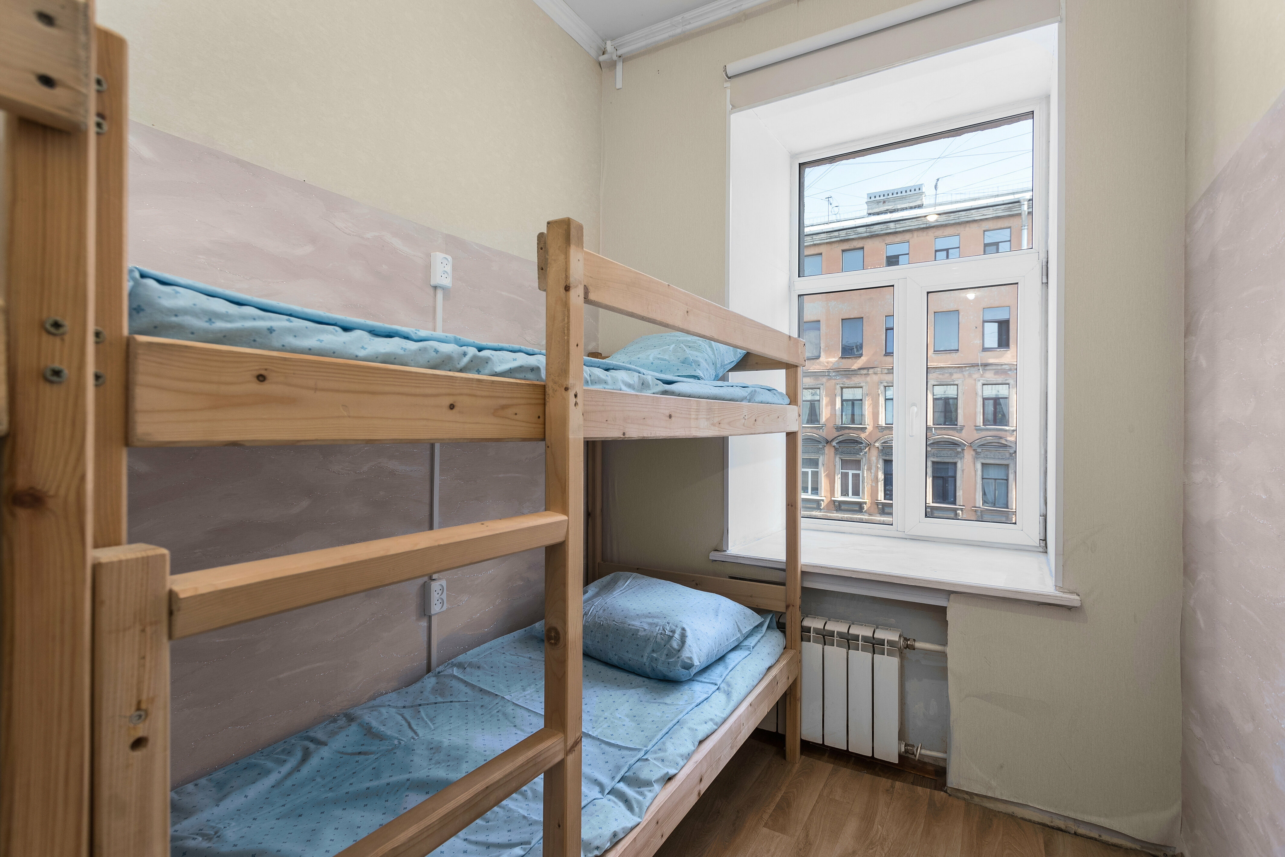 Спальное место на двухъярусной кровати в общем номере для мужчин и женщин