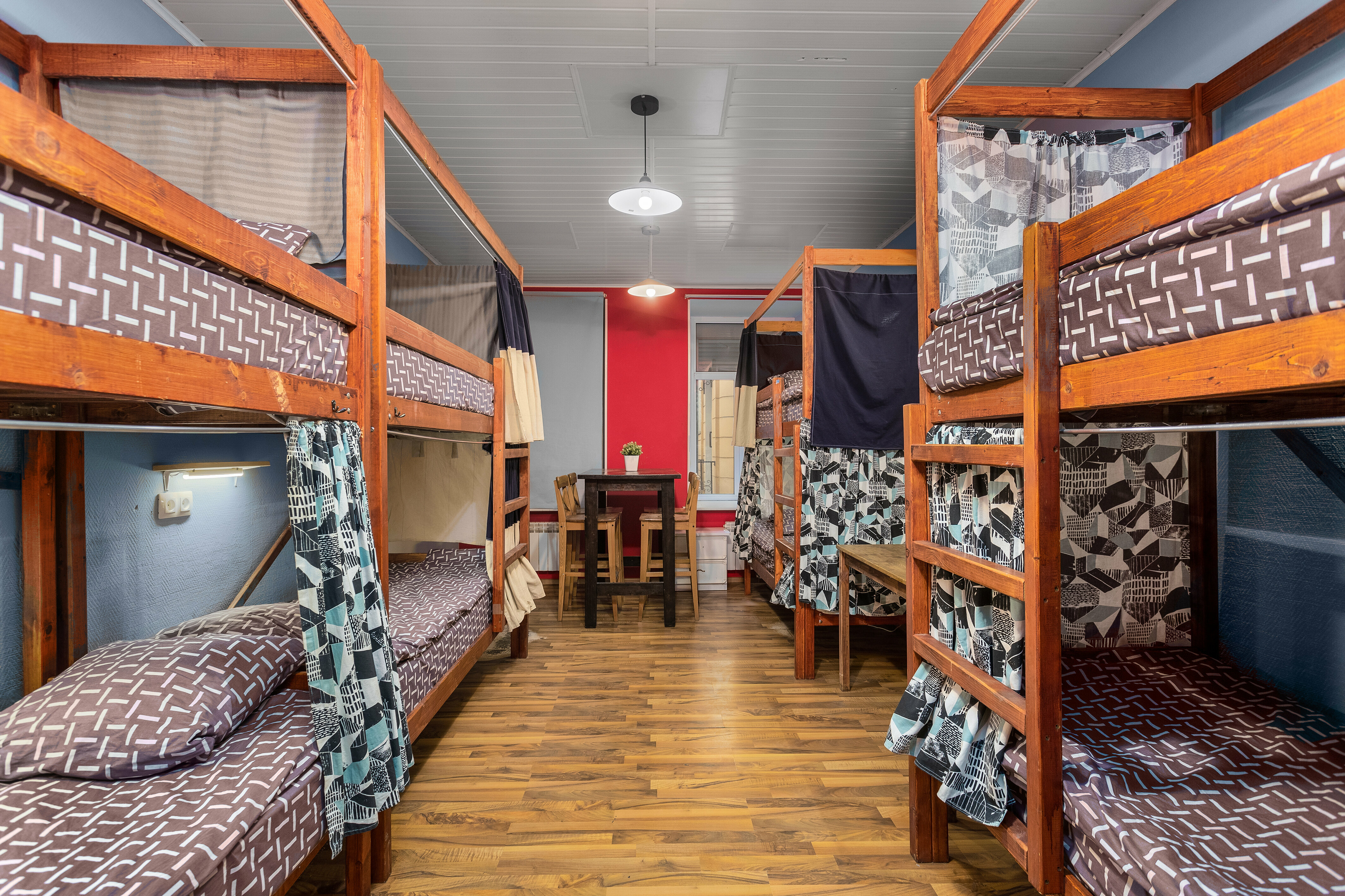 Спальное место на двухъярусной кровати в общем номере для мужчин