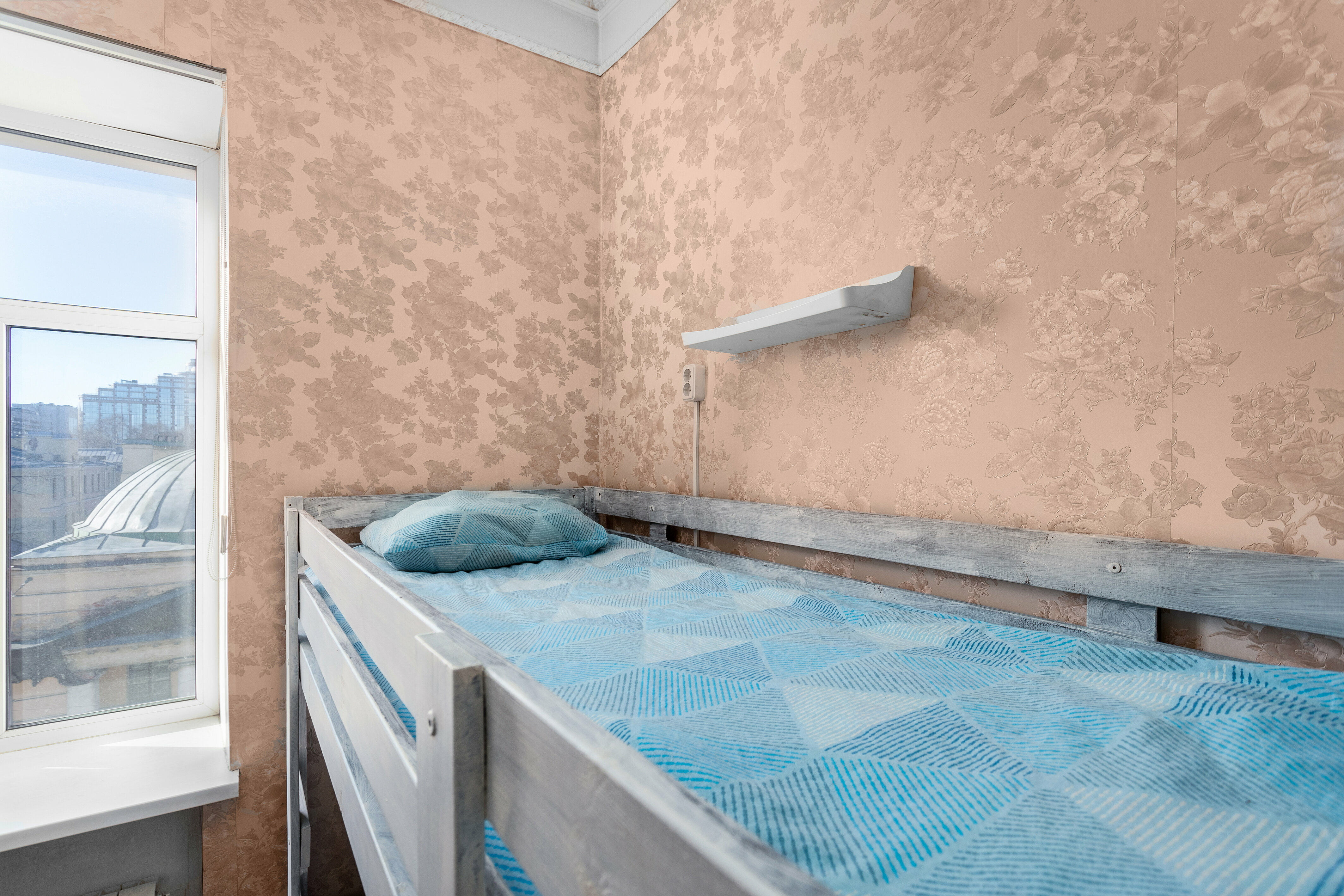 Спальное место на двухъярусной кровати в общем номере для мужчин и женщин