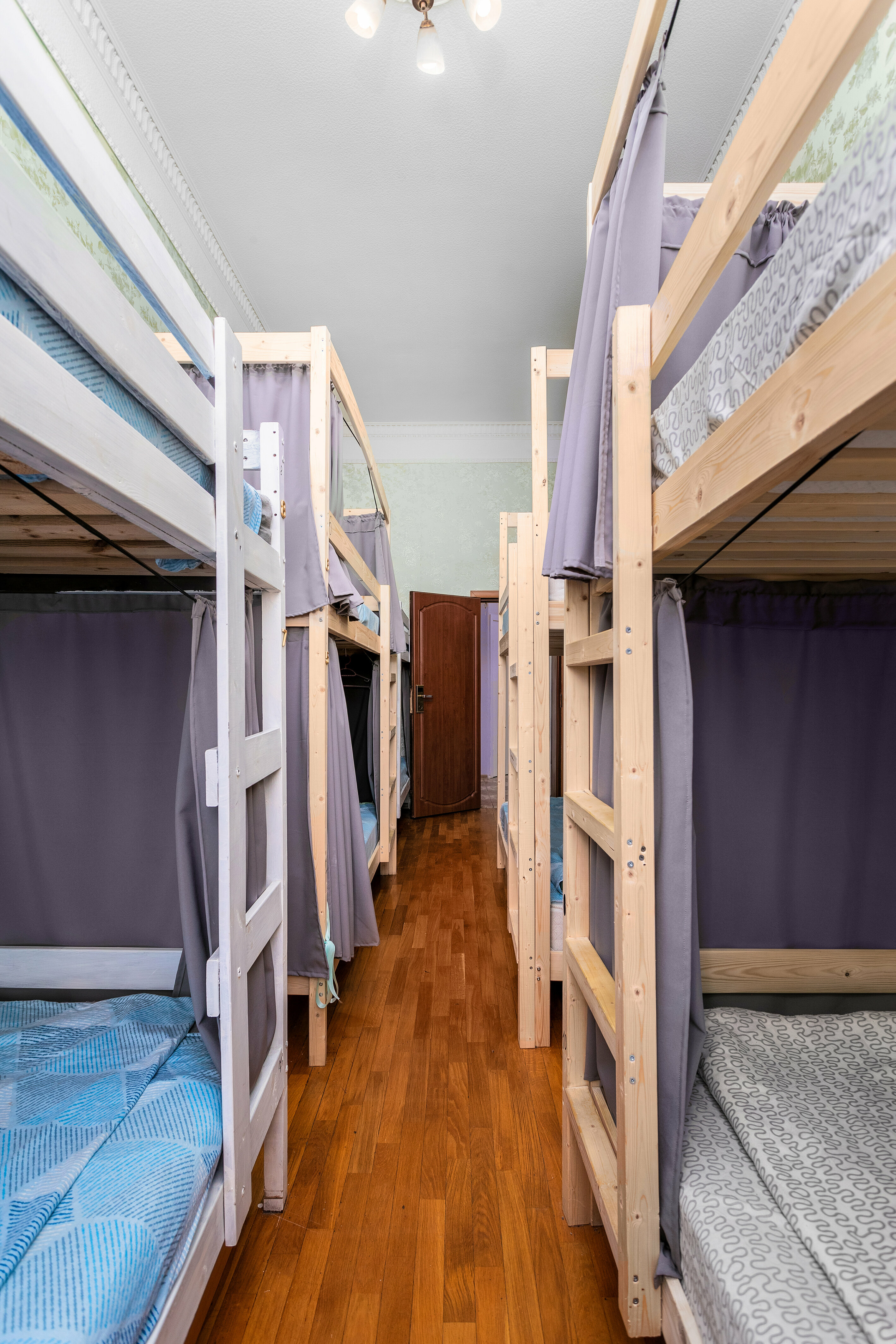 Спальное место на двухъярусной кровати в общем номере для мужчин и женщин