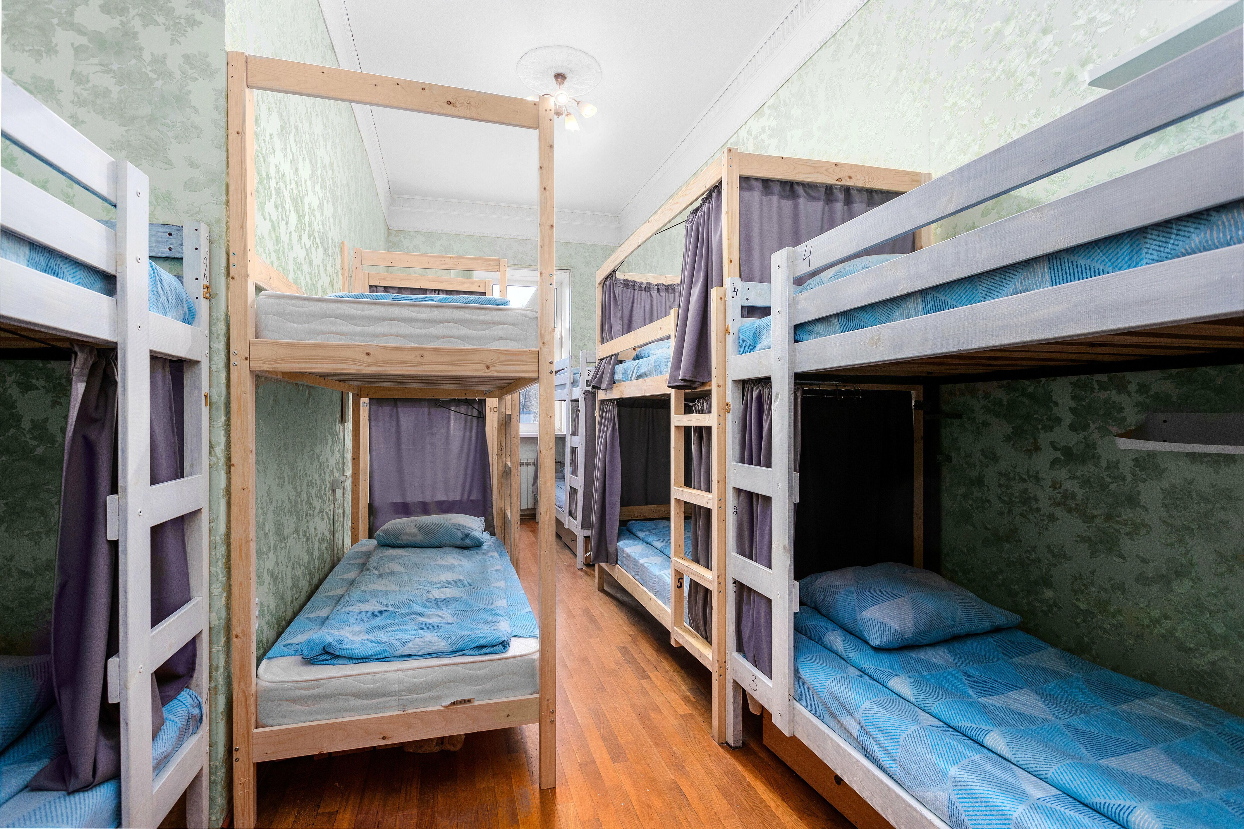 Спальное место на двухъярусной кровати в общем номере для мужчин и женщин