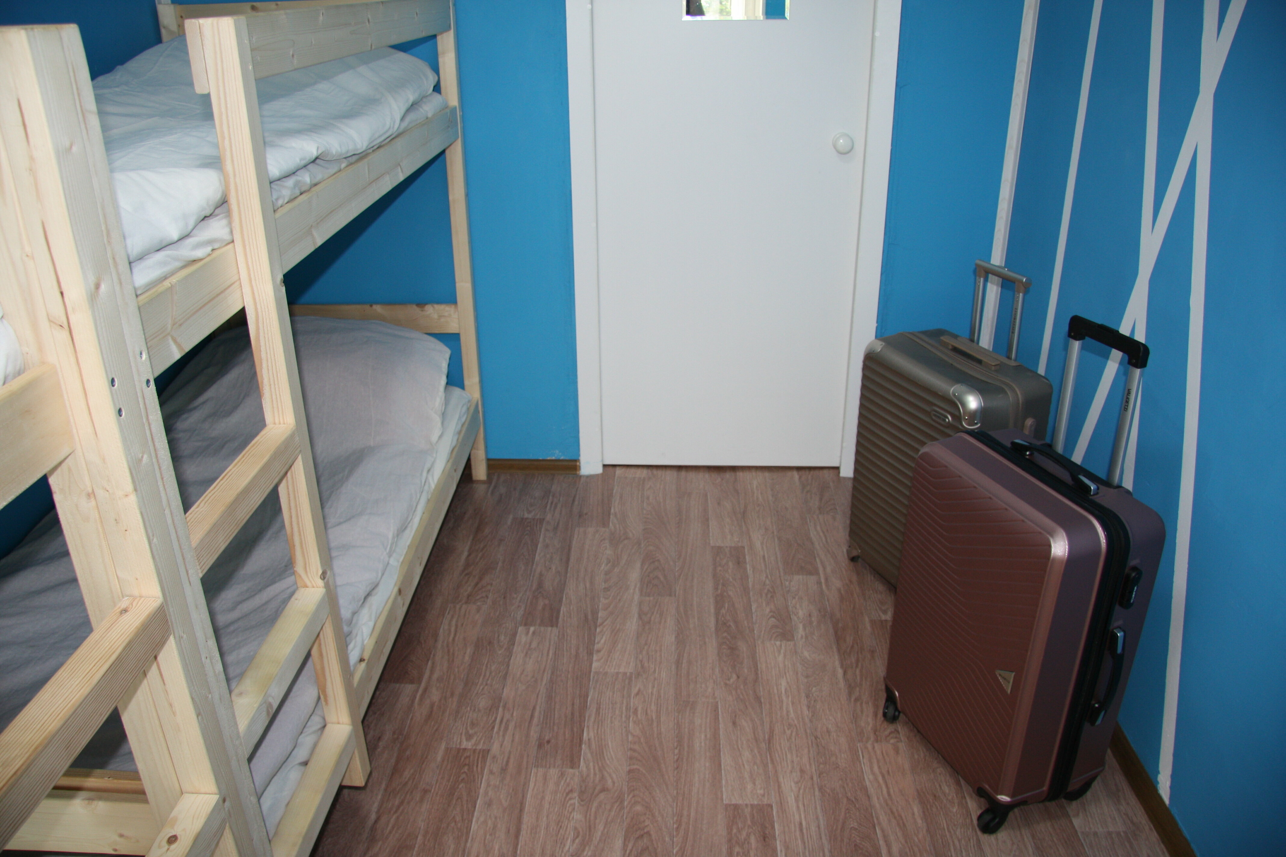 Спальное место на двухъярусной кровати в общем номере для мужчин