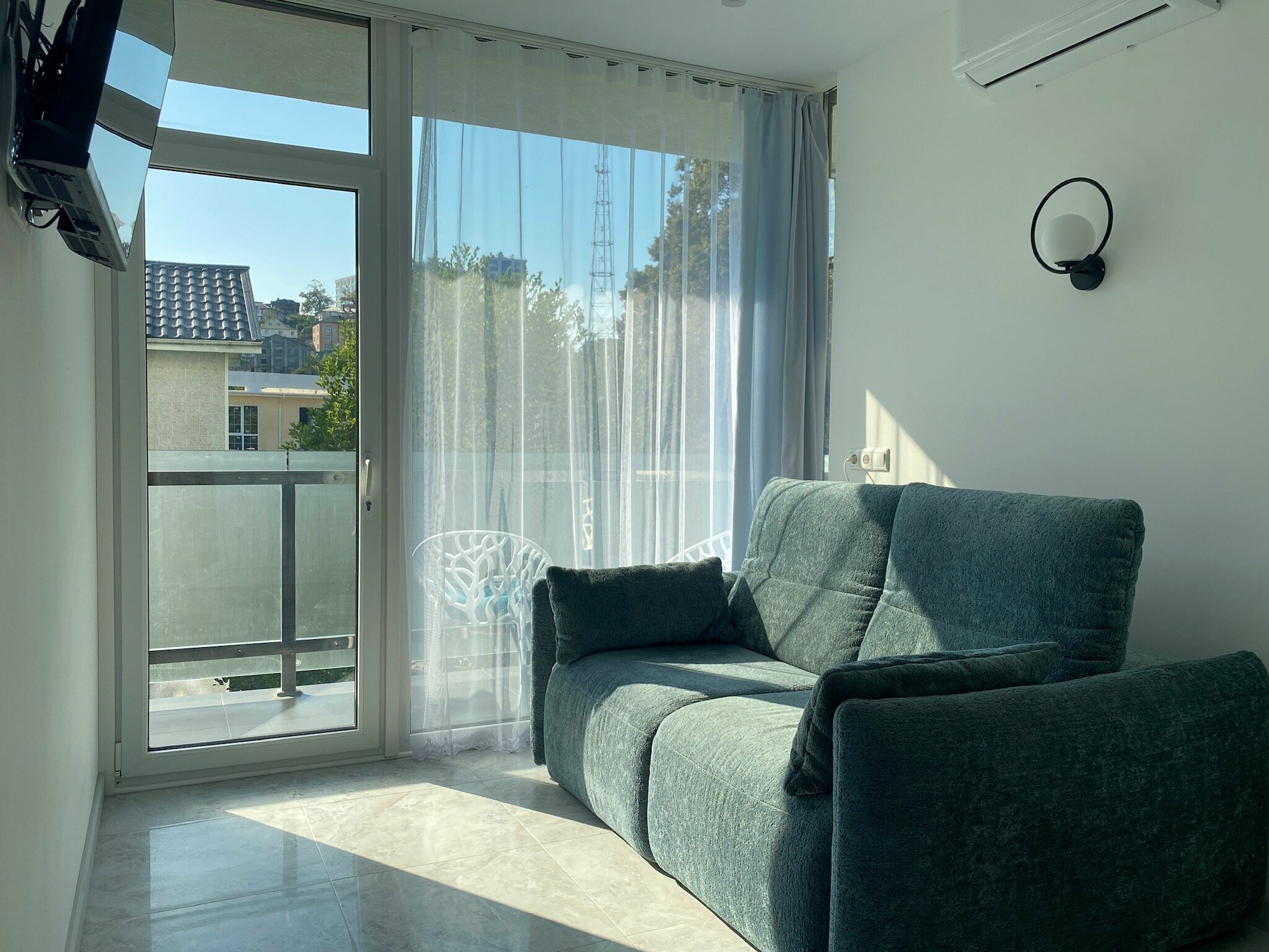 3-х местные апартаменты с балконом в жк c круглогодично подогреваемым бассейном +32 ° "Alicekeys"