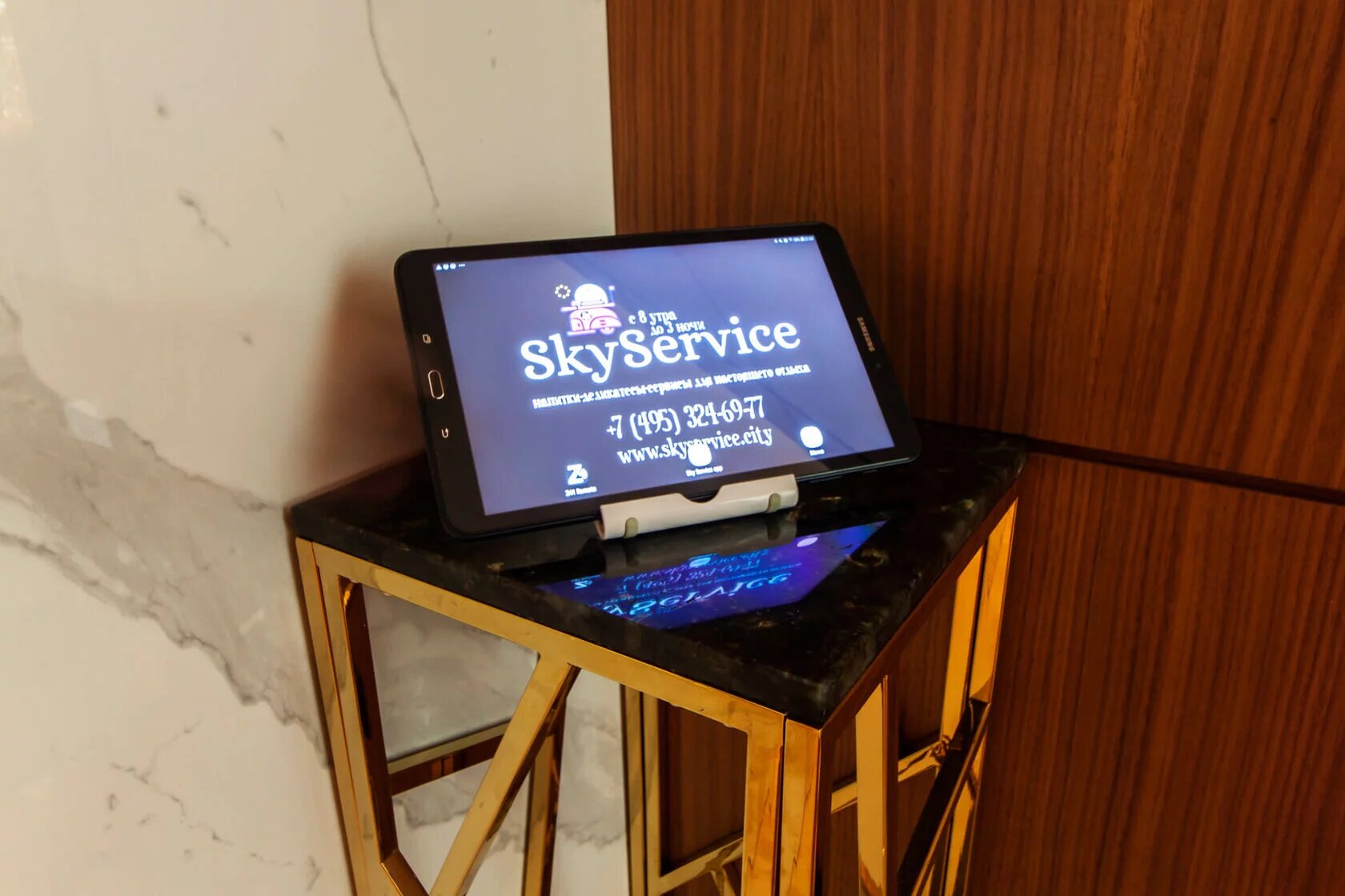 "Sky Sex Room" — апартаменты-студия на 44-м этаже с панорамным джакузи, тропическим душем и дизайнерской подсветкой в башне "Москва"