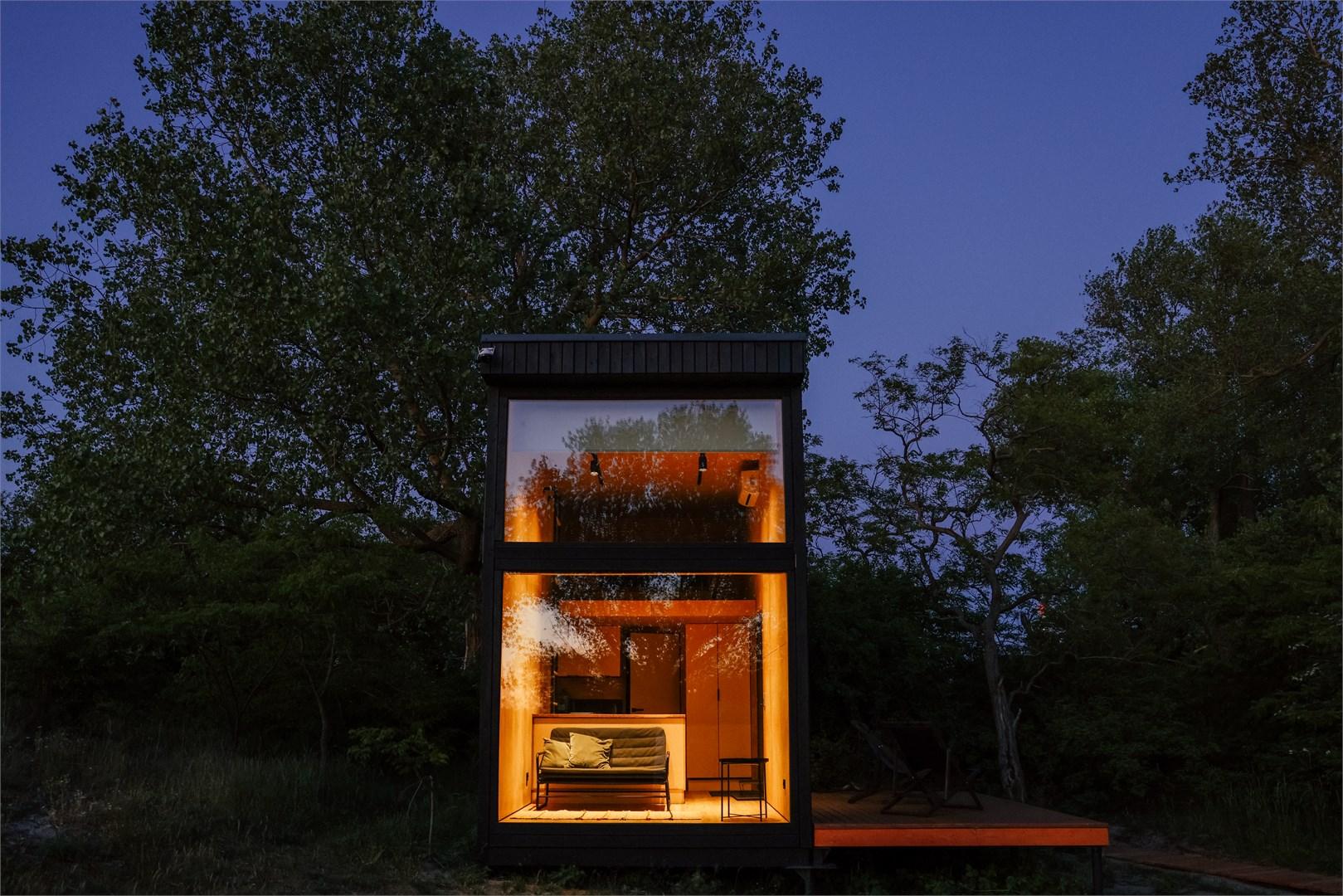 Большой Хитте с террасой и панорамным окном | красивый вид на дюны, сквозь которые частично видно море