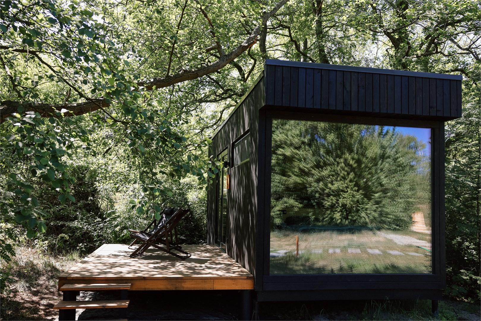 Малый Хитте с террасой и панорамным окном | красивый вид на зеленую территорию