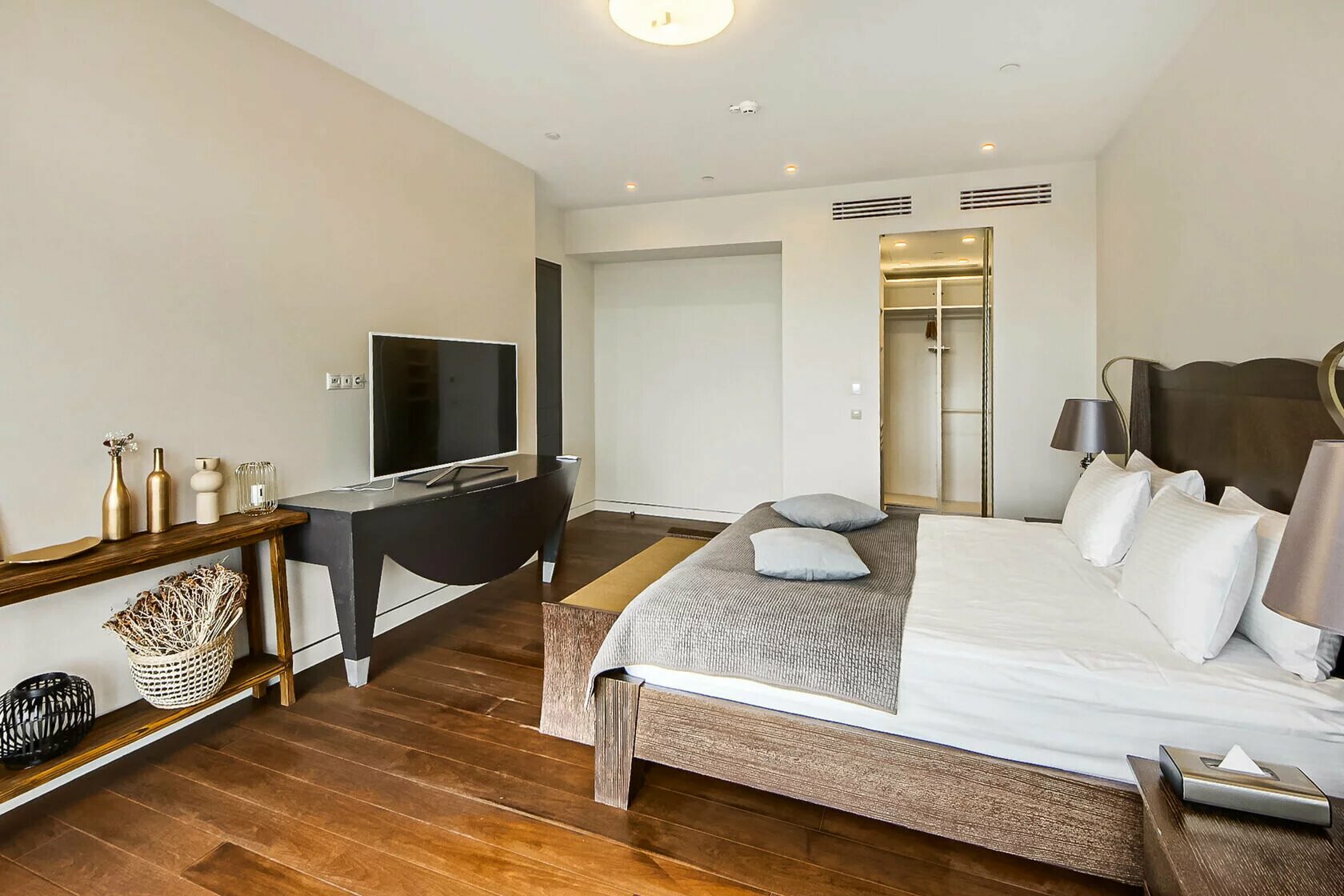 "SKY LOUNGE" — угловые панорамные апартаменты на 43-м этаже башни "ОКО" с кинотеатром и открытой ванной.