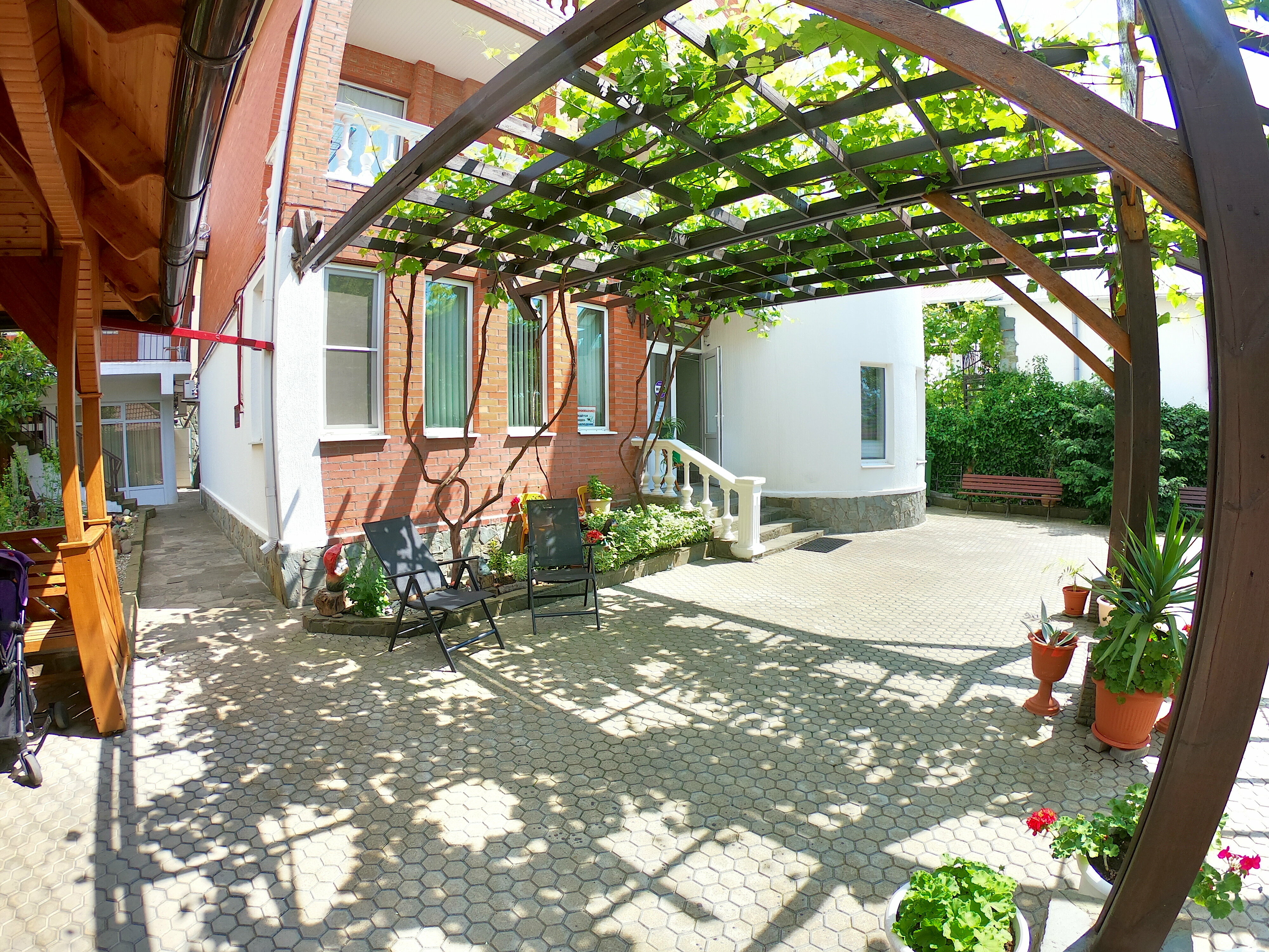 Трехместный номер с собственной ванной комнатой