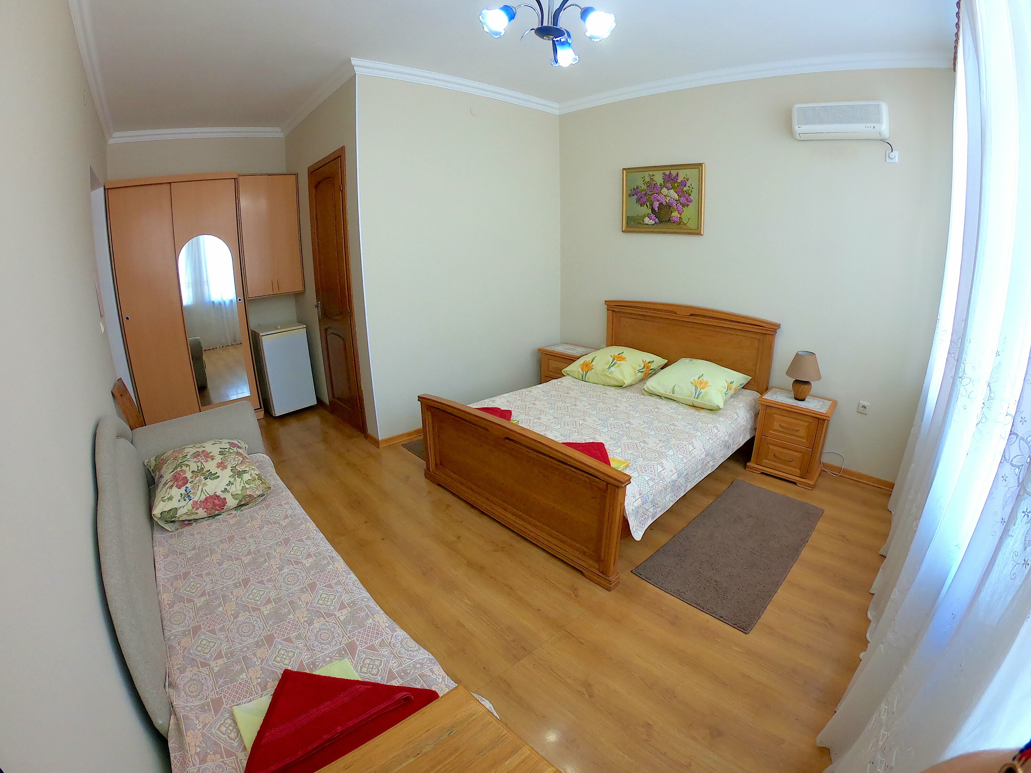 Трехместный номер с собственной ванной комнатой