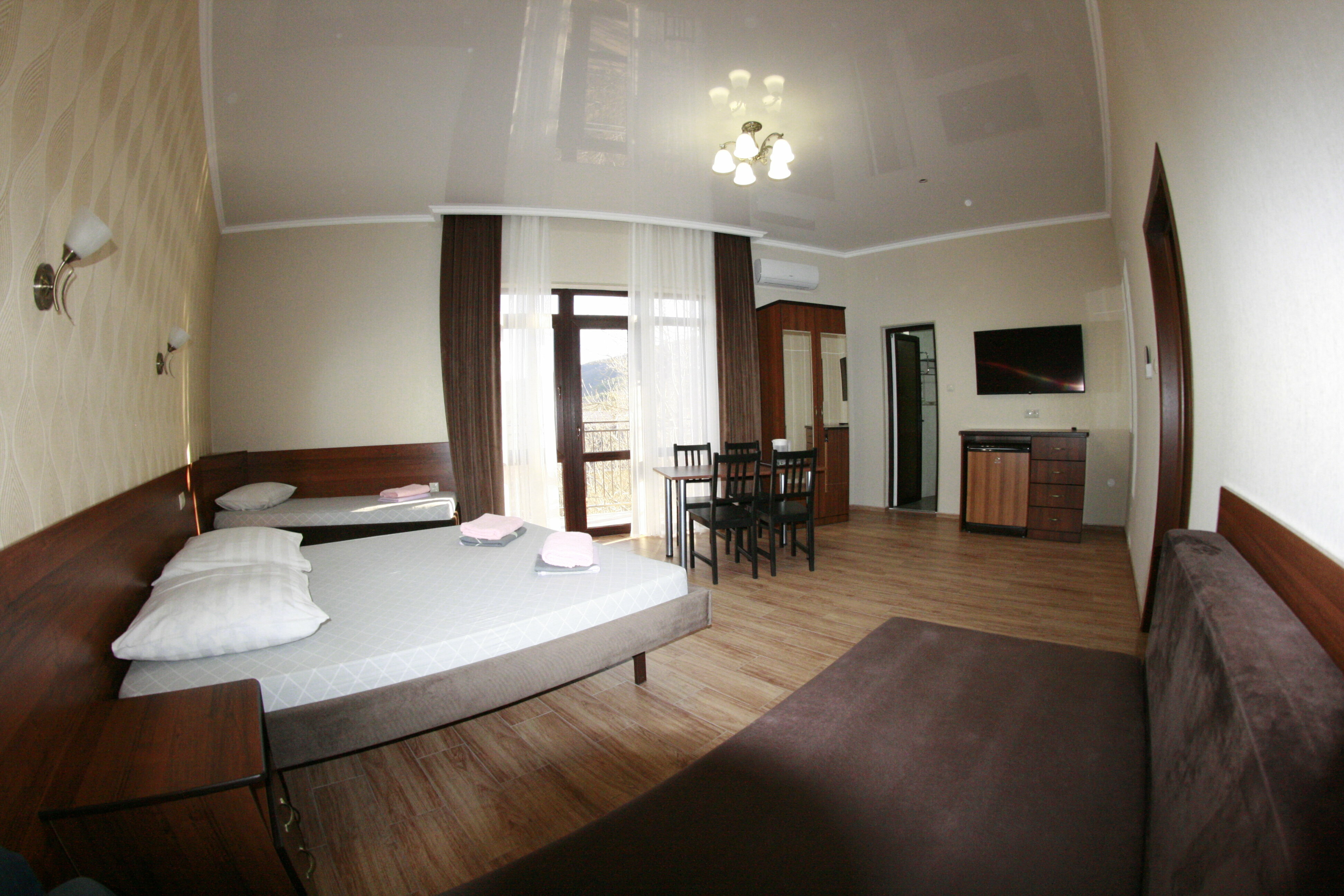 Семейный номер с видом на сад