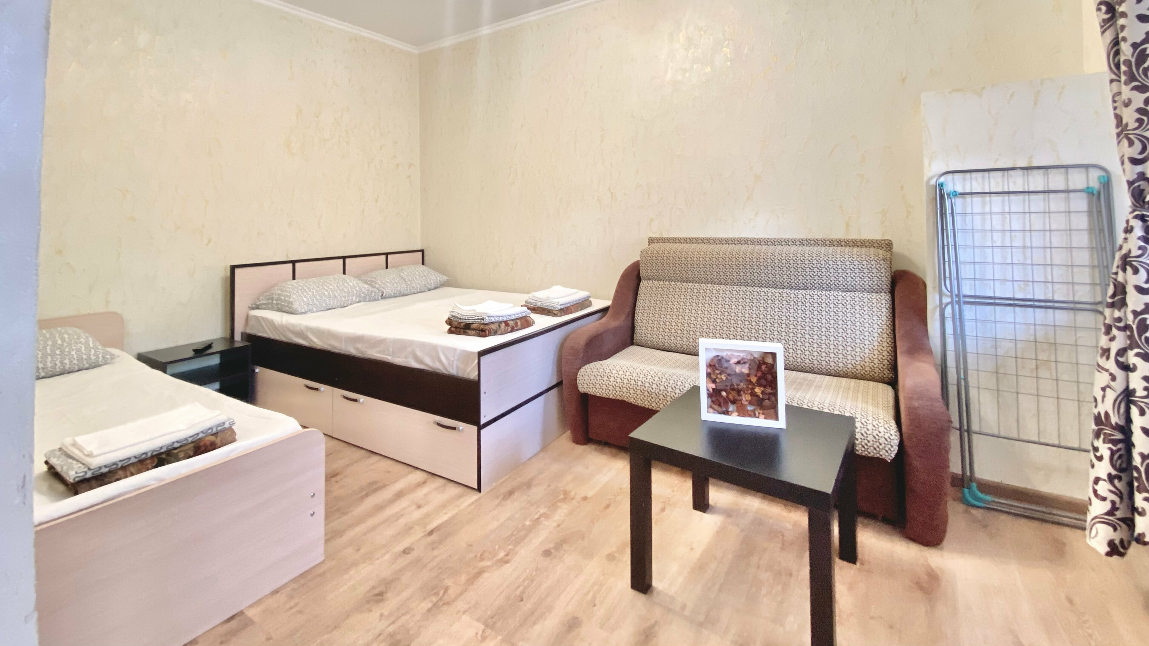 Трехместный номер с собственной ванной комнатой