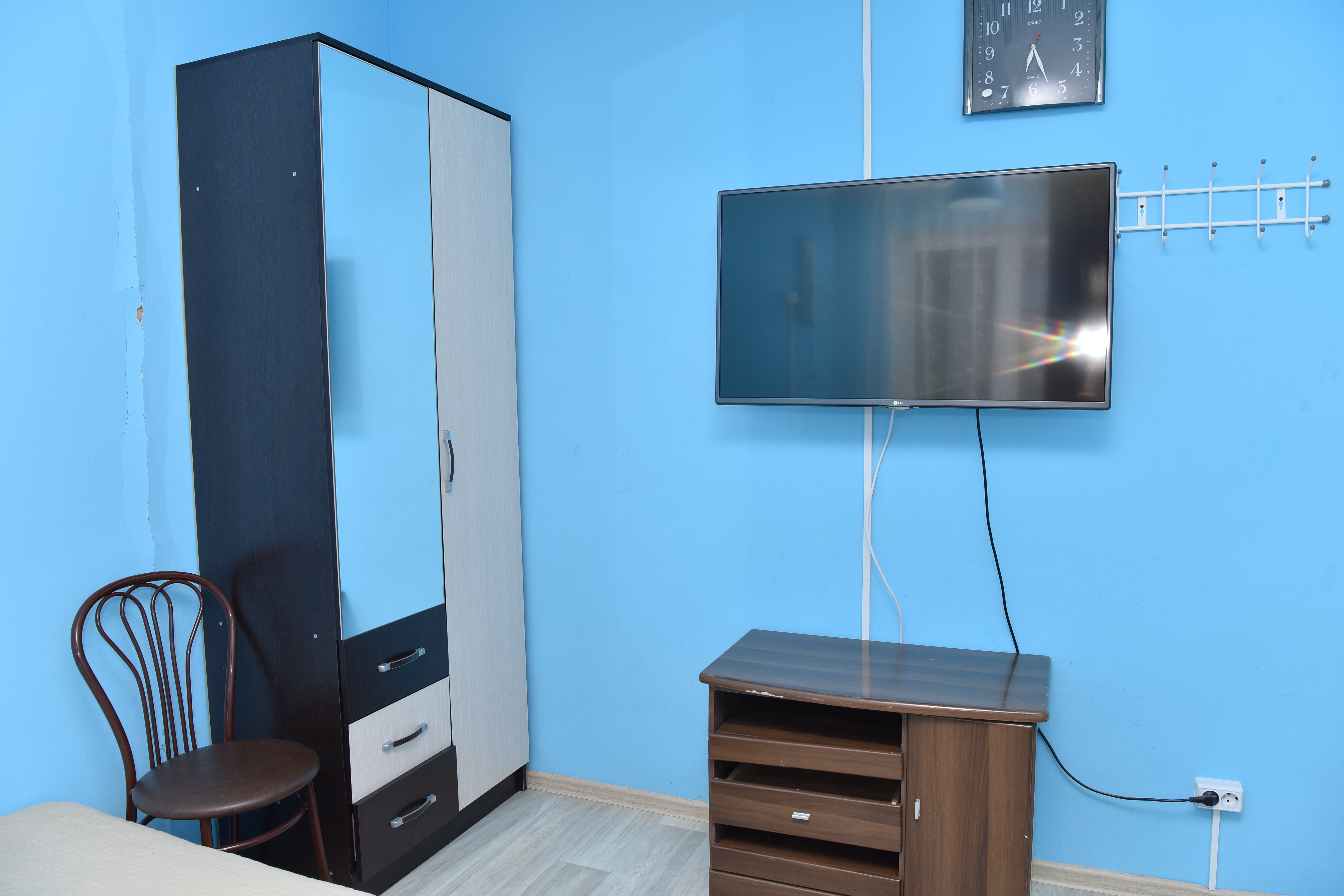 Односпальная кровать в общем номере для мужчин и женщин