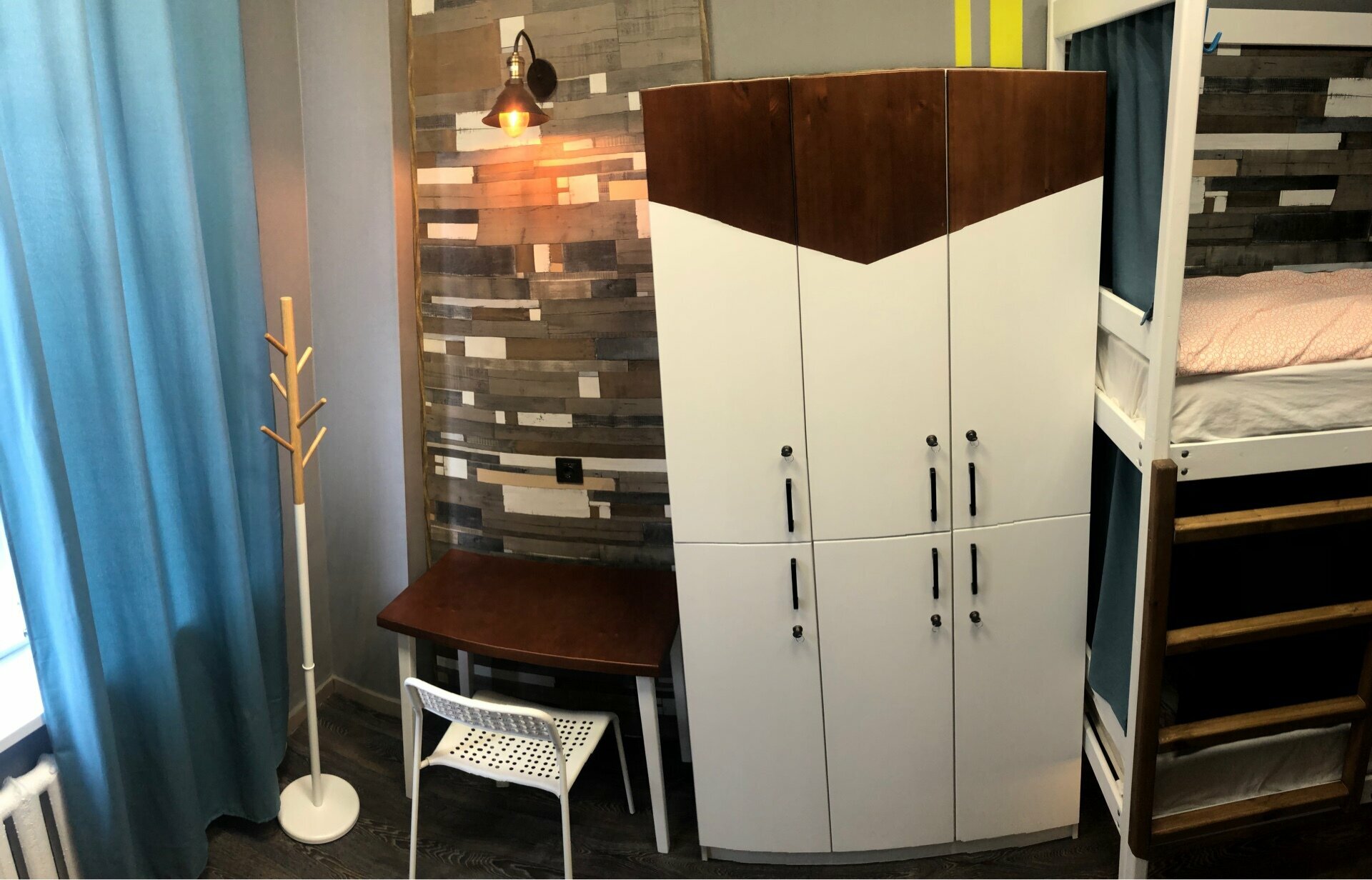 Кровать в общем 6-местном номере для мужчин и женщин