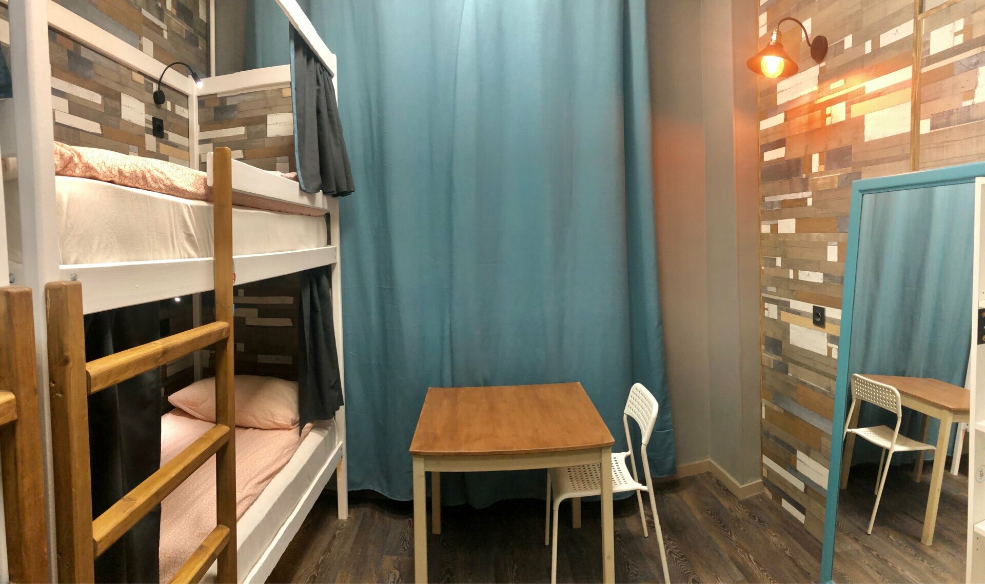 Кровать в общем 6-местном номере для мужчин и женщин