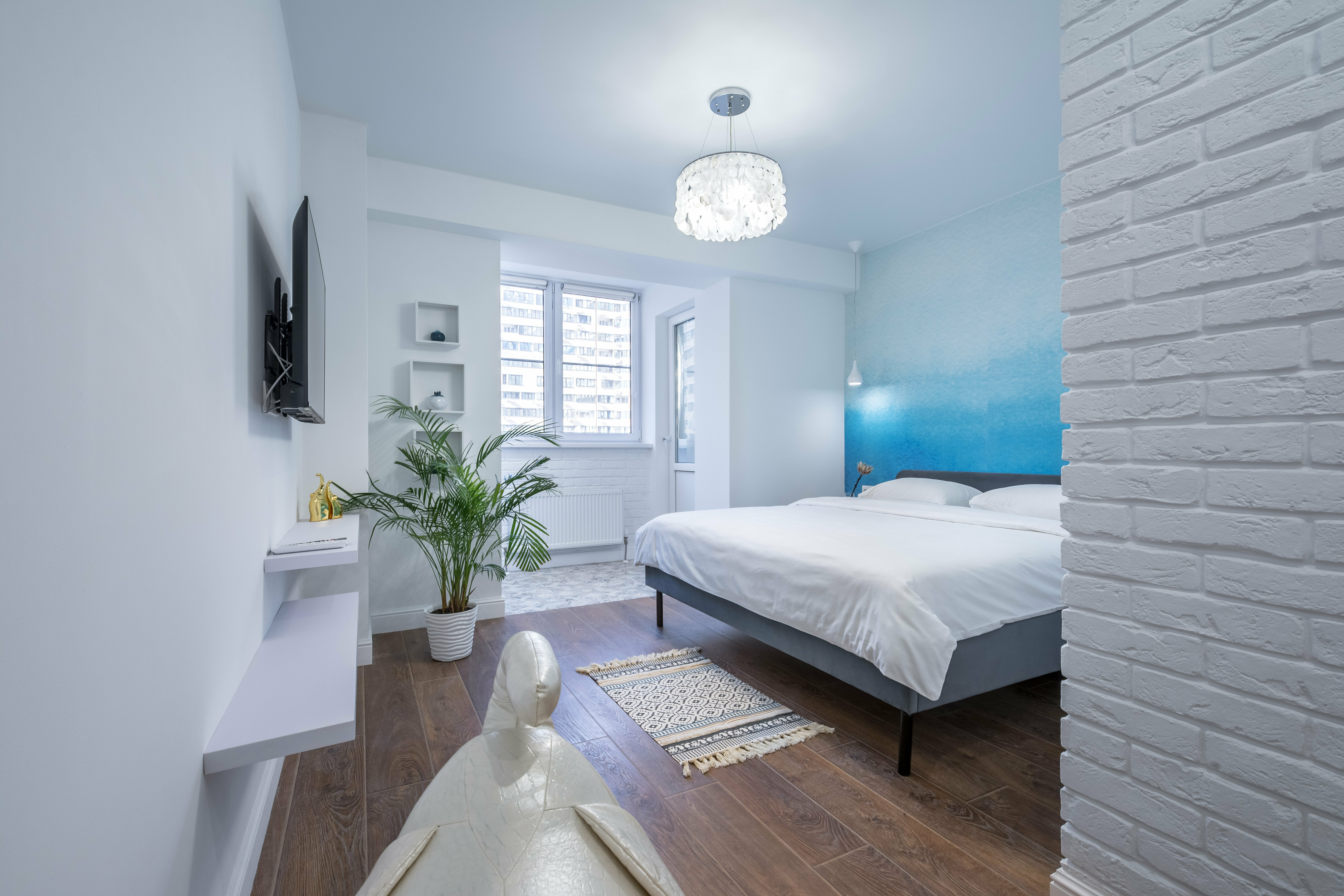 Люкс со спальней и кухней-гостиной, с видом на две стороны (на город и на внутренний дворик)