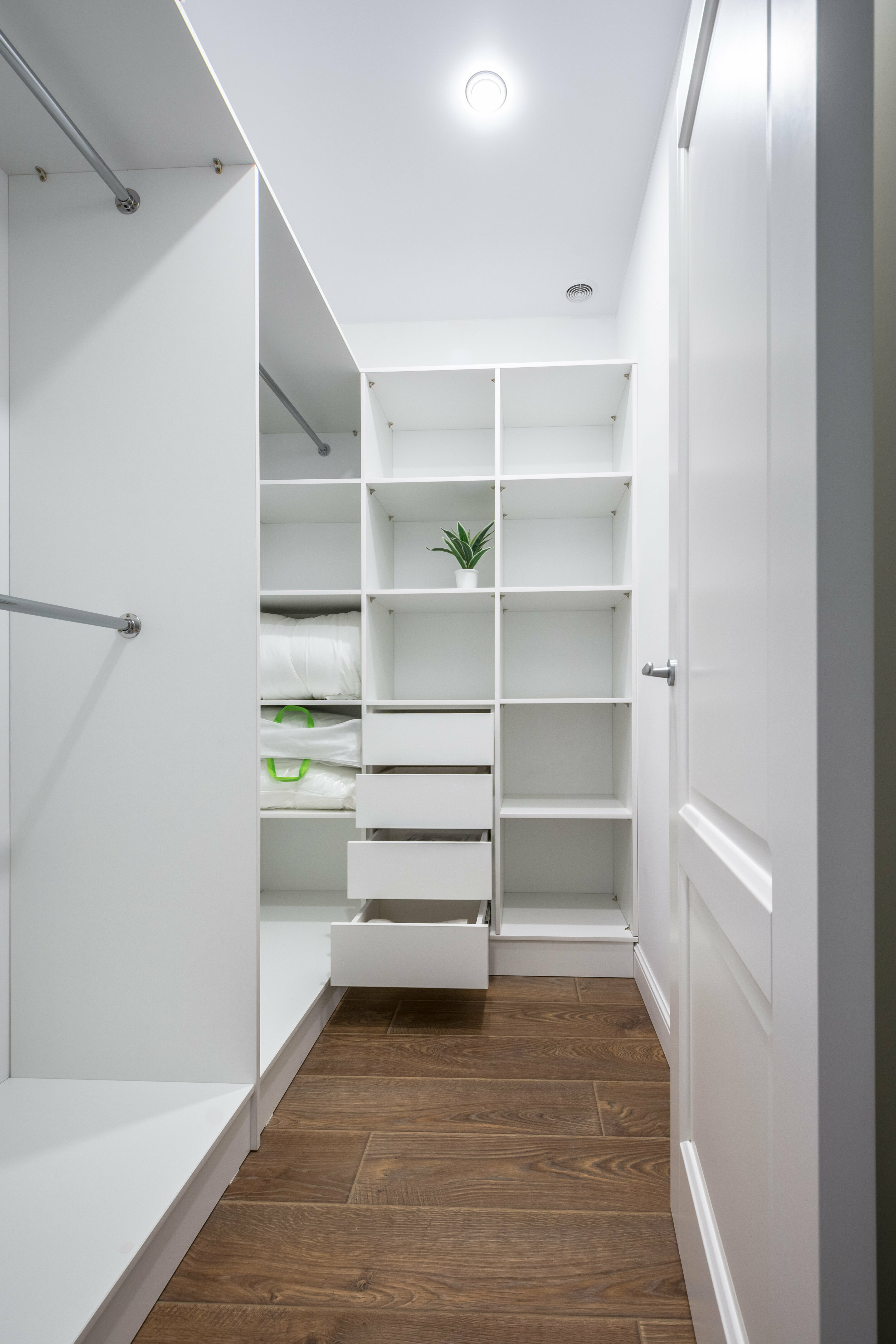 Люкс со спальней и кухней-гостиной, с видом на две стороны (на город и на внутренний дворик)