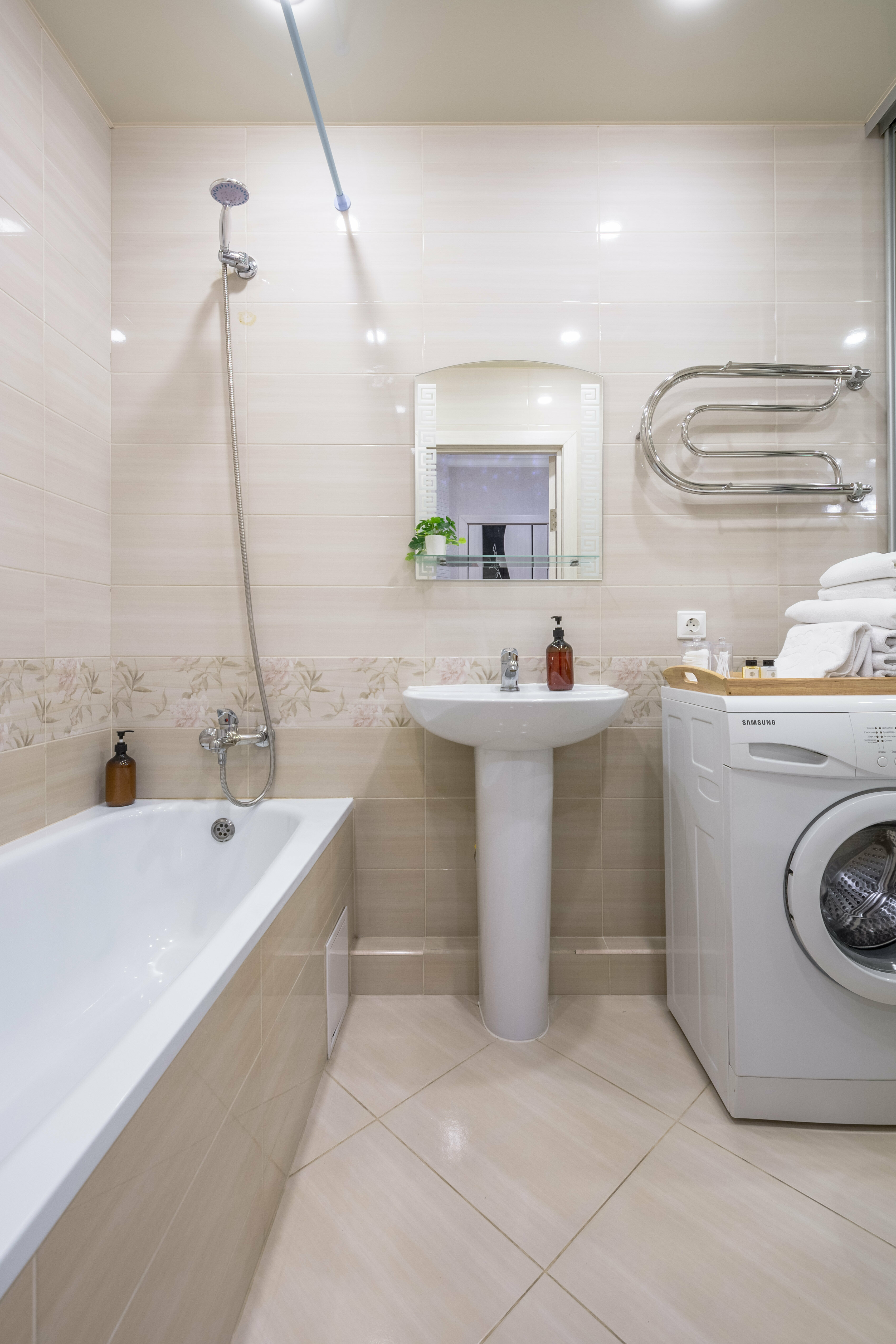 Апартаменты «Красное & Белое» оставляют приятное впечатление. Планировка: спальня, кухня-гостиная, балкон, ванная, гардеробная✨