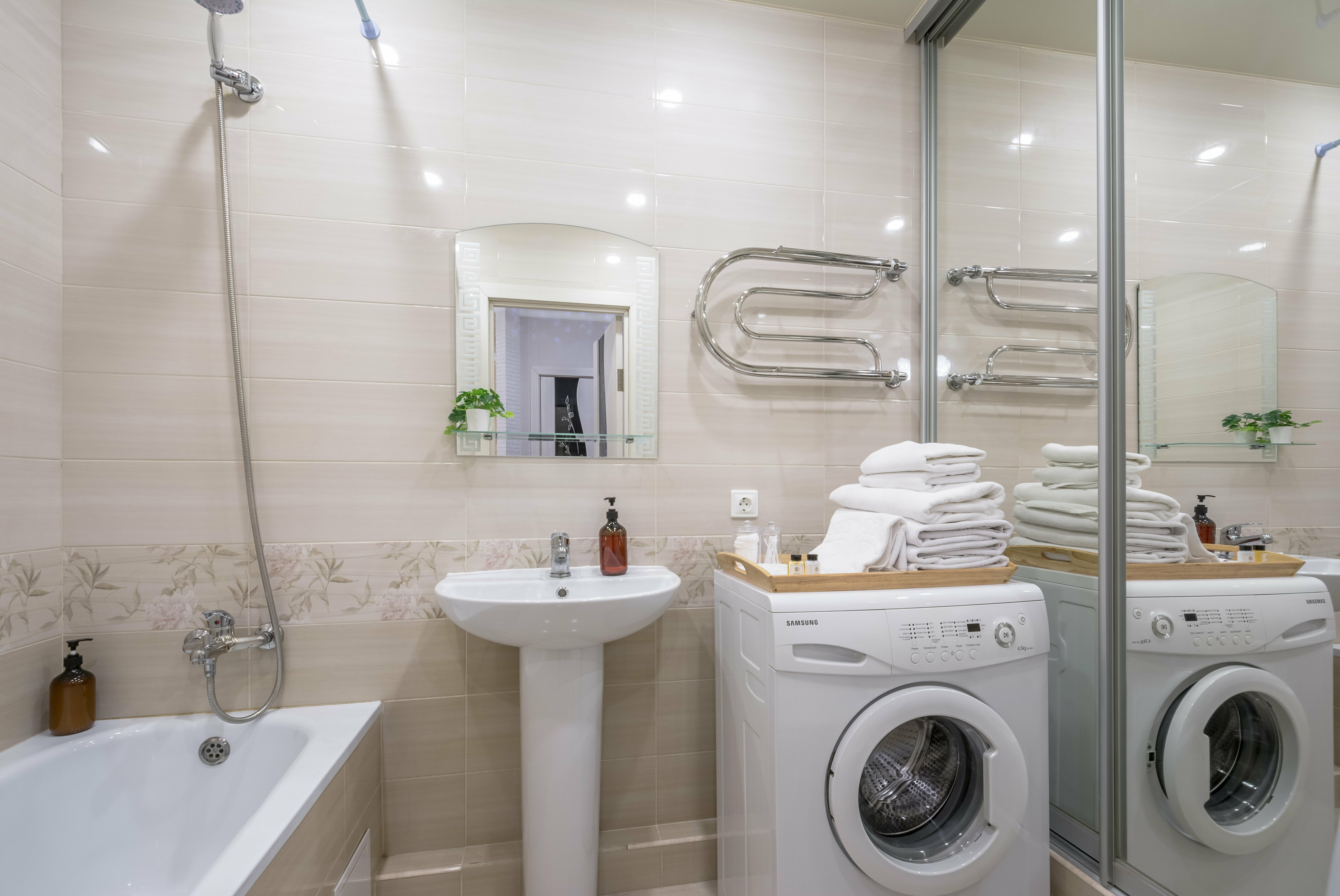 Апартаменты «Красное & Белое» оставляют приятное впечатление. Планировка: спальня, кухня-гостиная, балкон, ванная, гардеробная✨