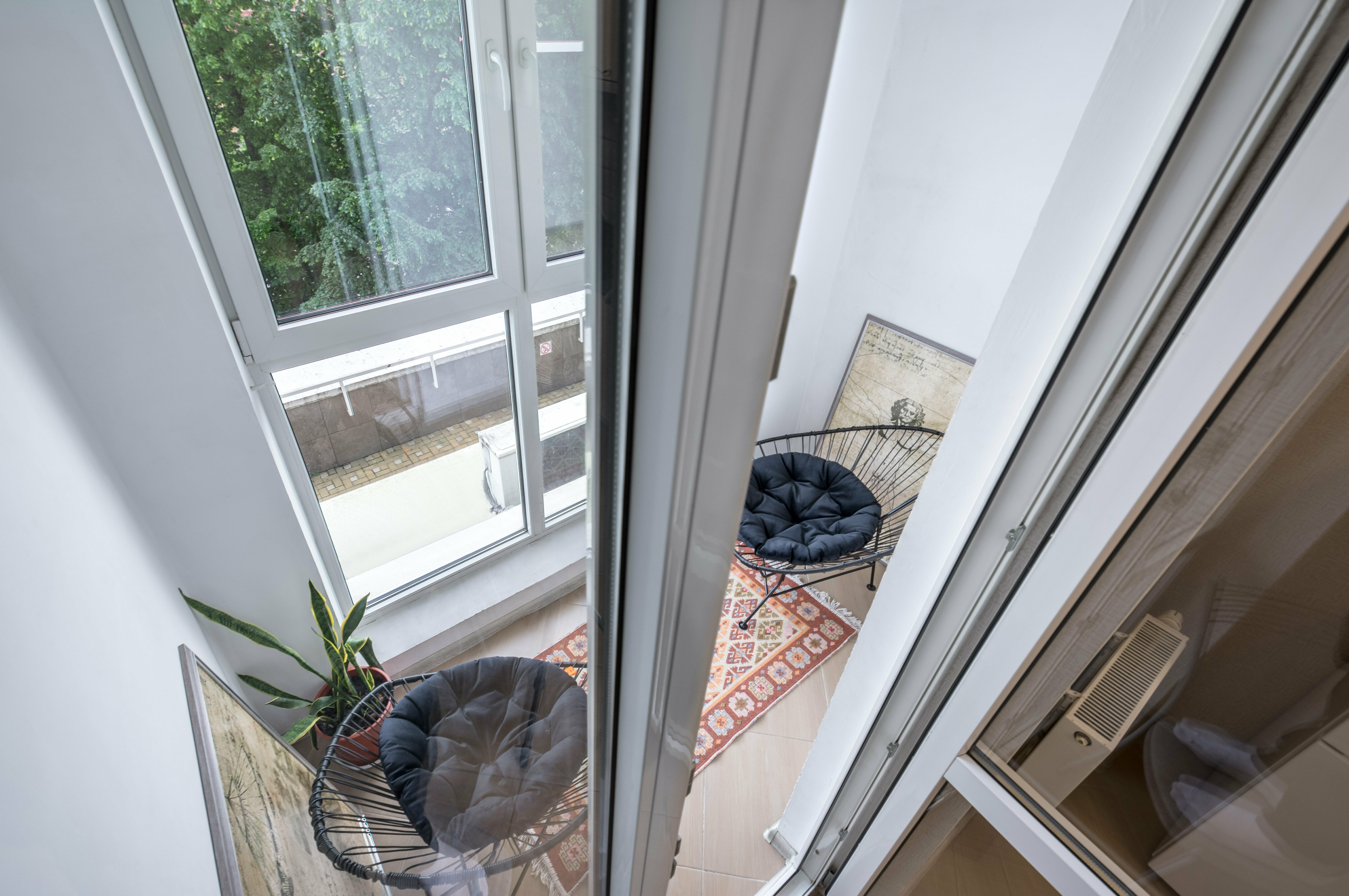 Апартаменты «Красное & Белое» оставляют приятное впечатление. Планировка: спальня, кухня-гостиная, балкон, ванная, гардеробная✨