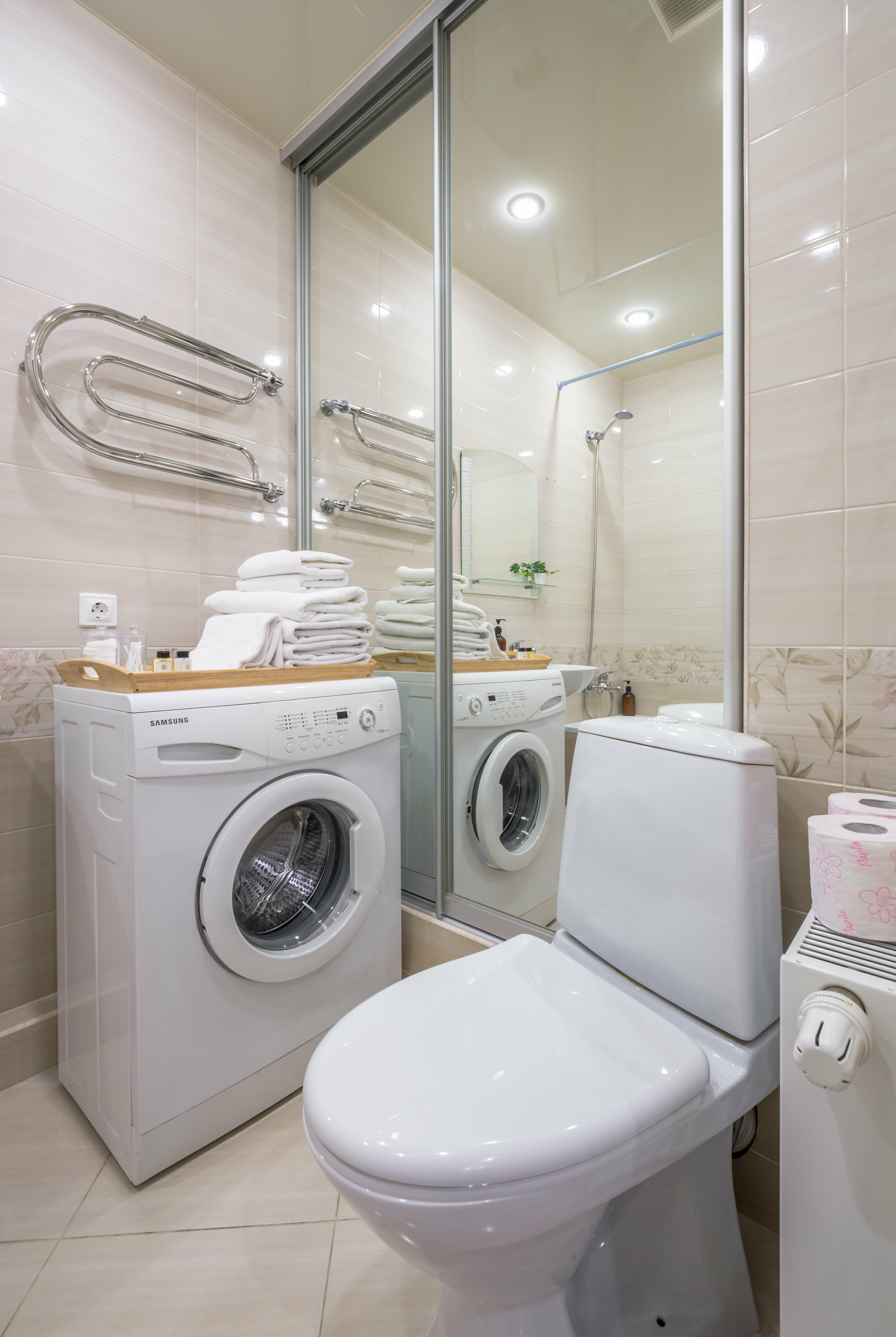 Апартаменты «Красное & Белое» оставляют приятное впечатление. Планировка: спальня, кухня-гостиная, балкон, ванная, гардеробная✨