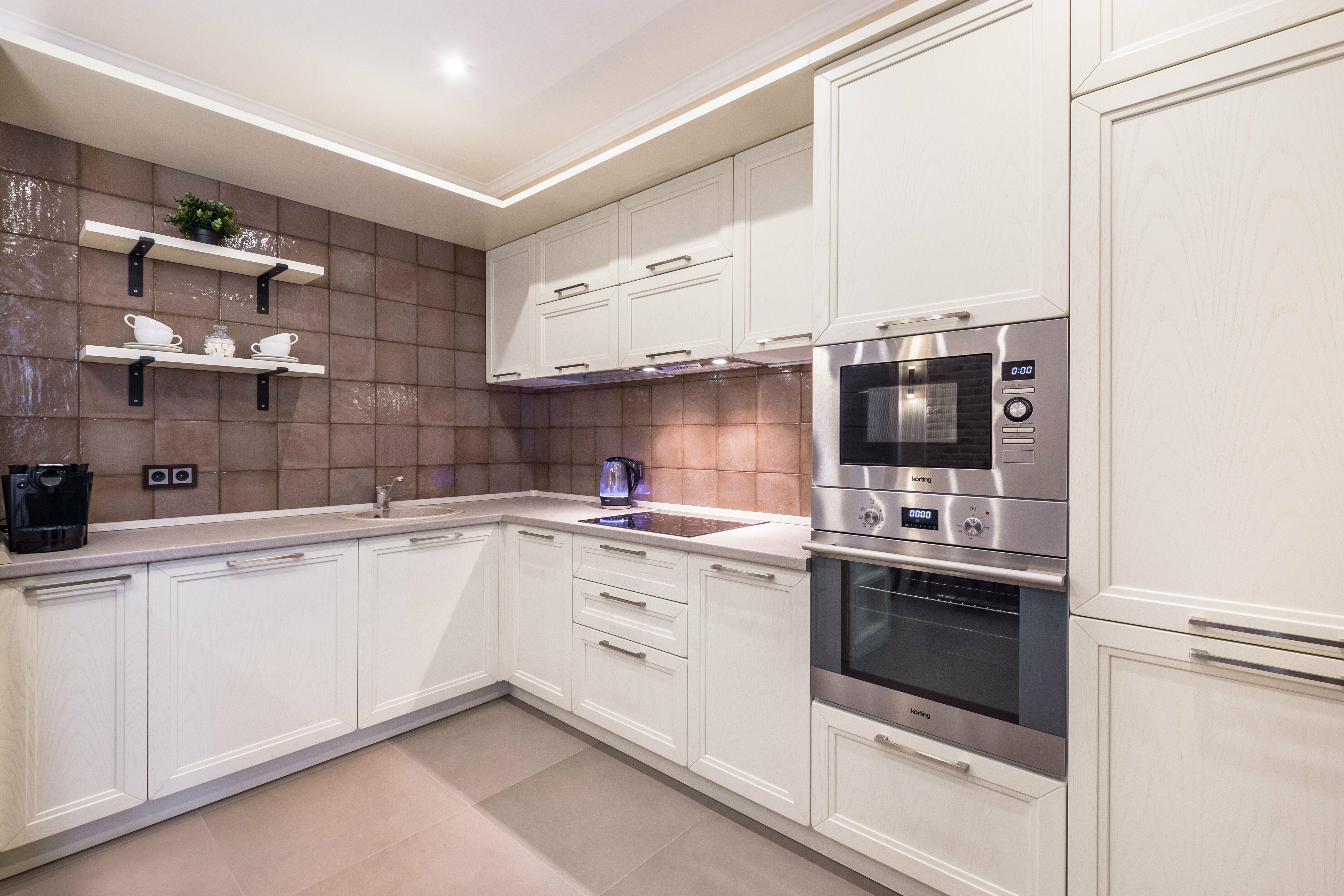 Апартаменты бизнес-класса с кроватью king-size, кухней и балконом (вид на внутренний дворик; ночью нет шума от машин и т. д.).