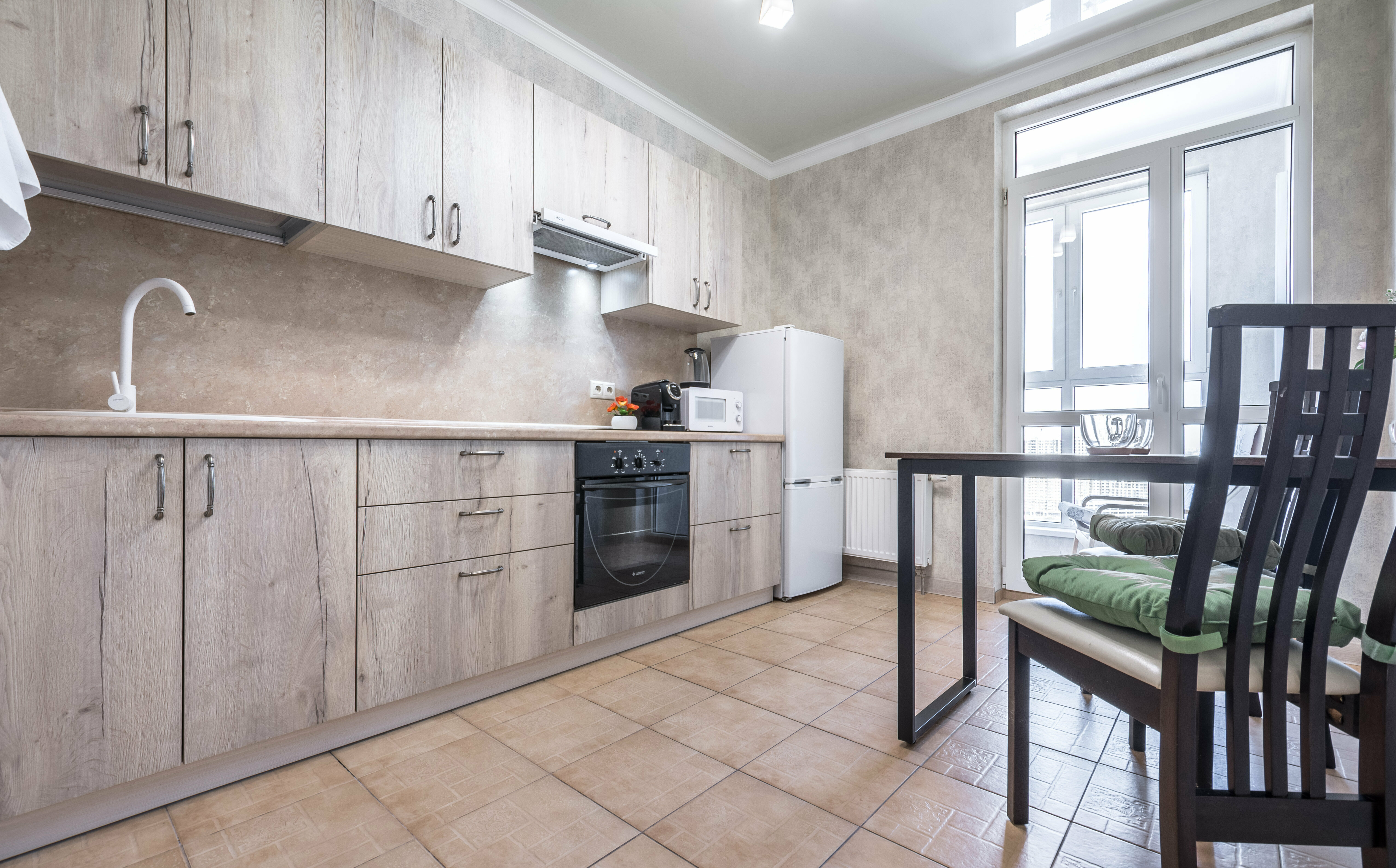 Однокомнатные апартаменты «Розовый фламинго» с подвесной качелью и балконом (вид на город с 23-го этажа).