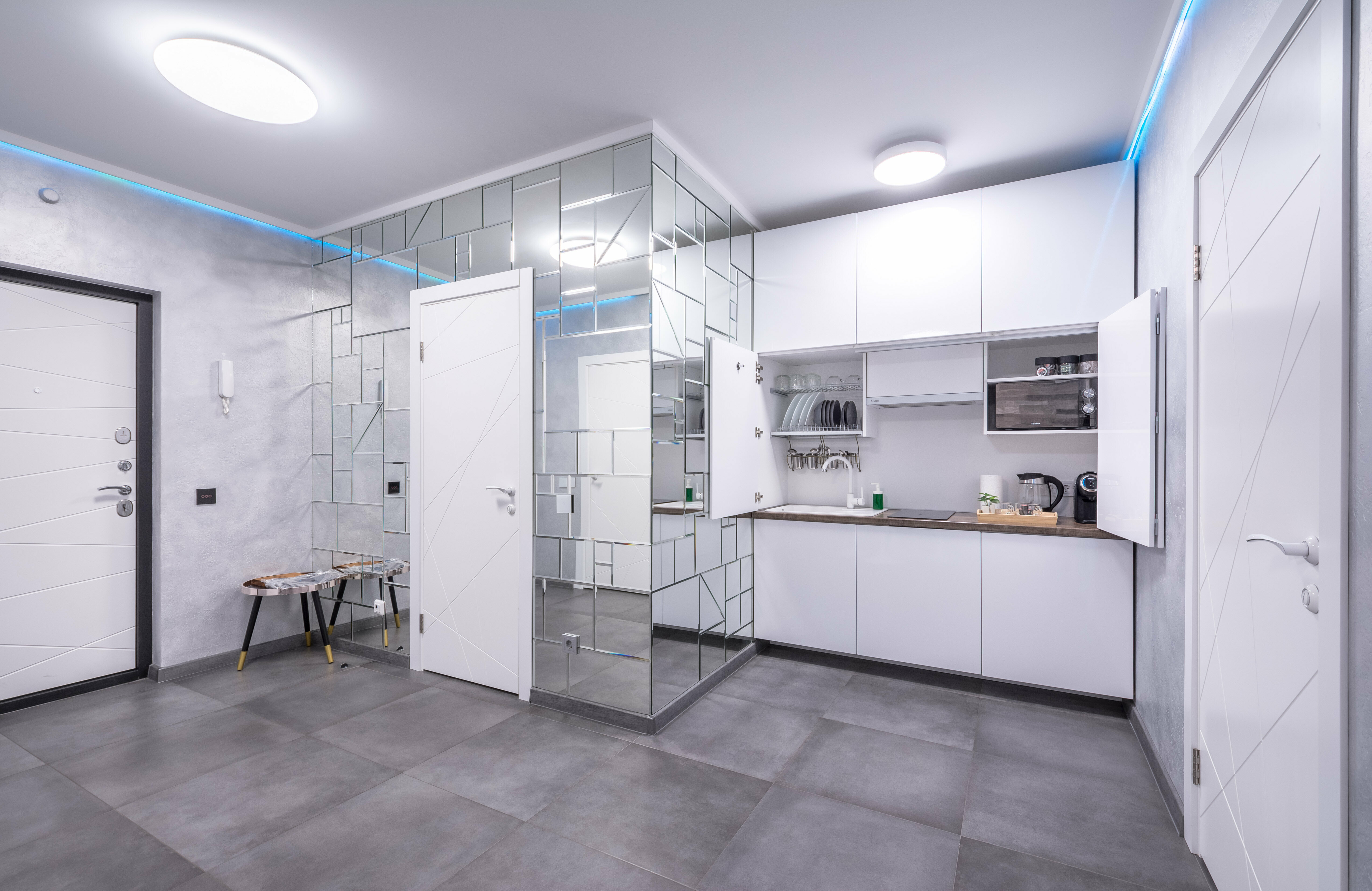 Эксклюзивные трёхкомнатные белоснежные апартаменты с двумя спальнями и гостиной (с видом на город).