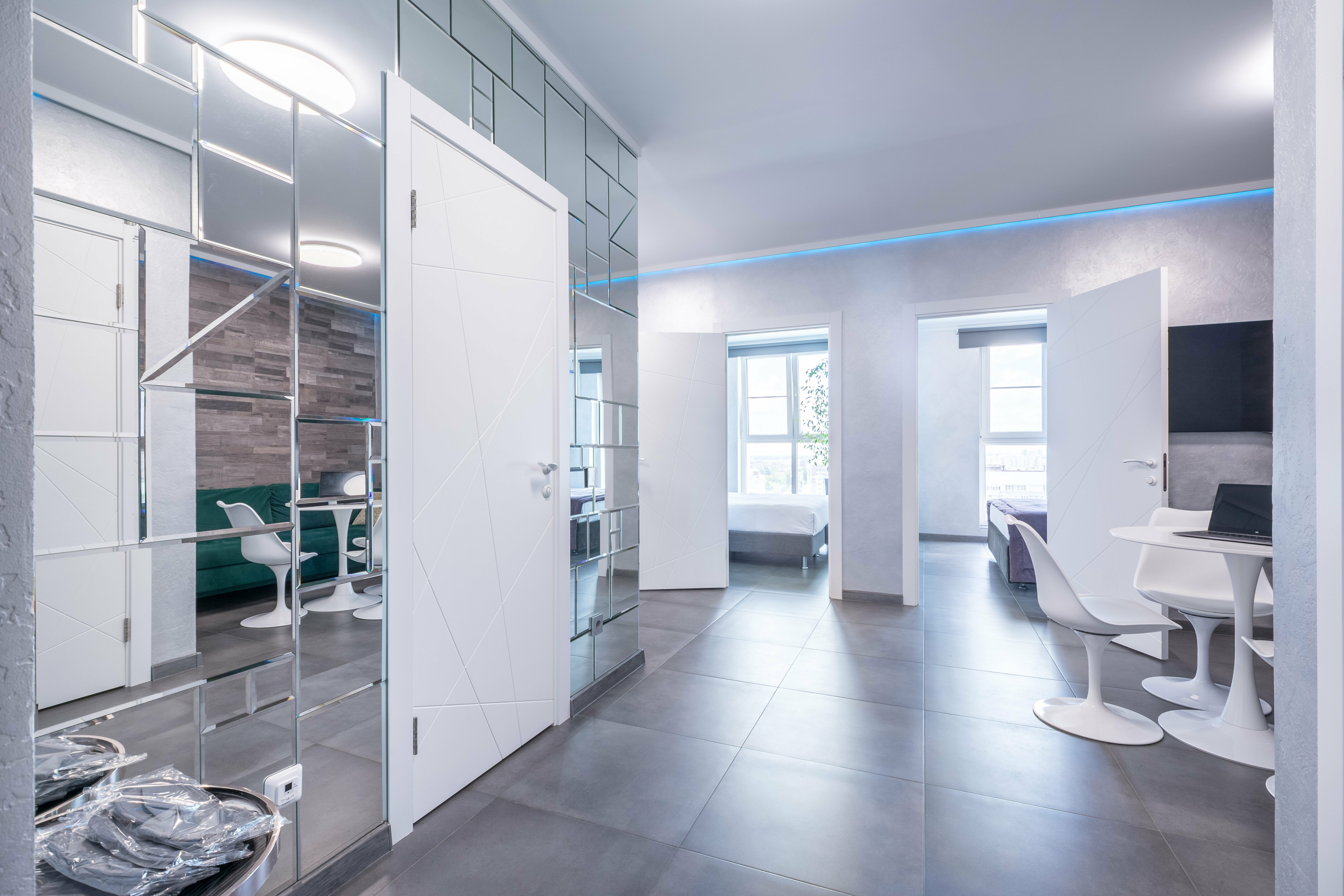 Эксклюзивные трёхкомнатные белоснежные апартаменты с двумя спальнями и гостиной (с видом на город).