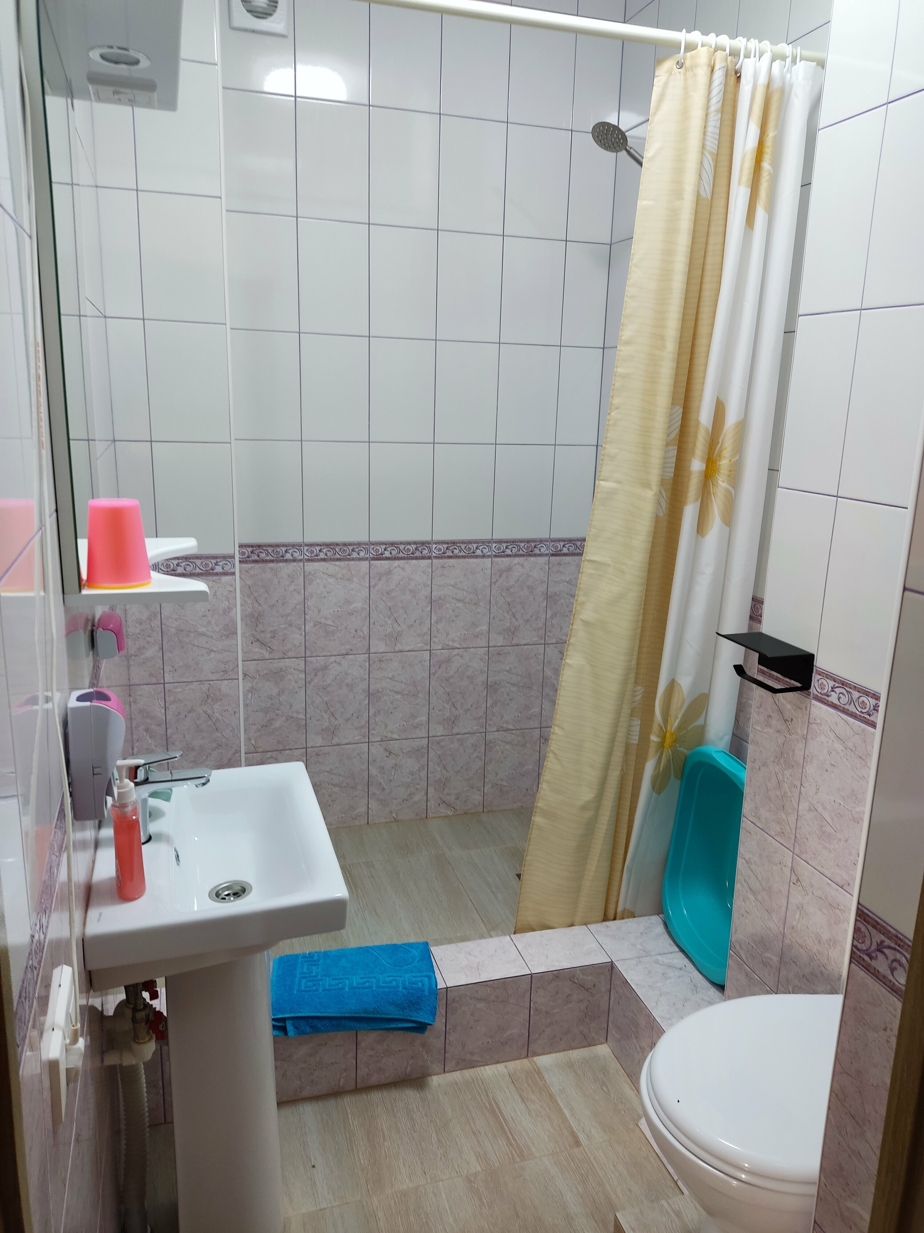 Трехместный номер «Комфорт» с душем