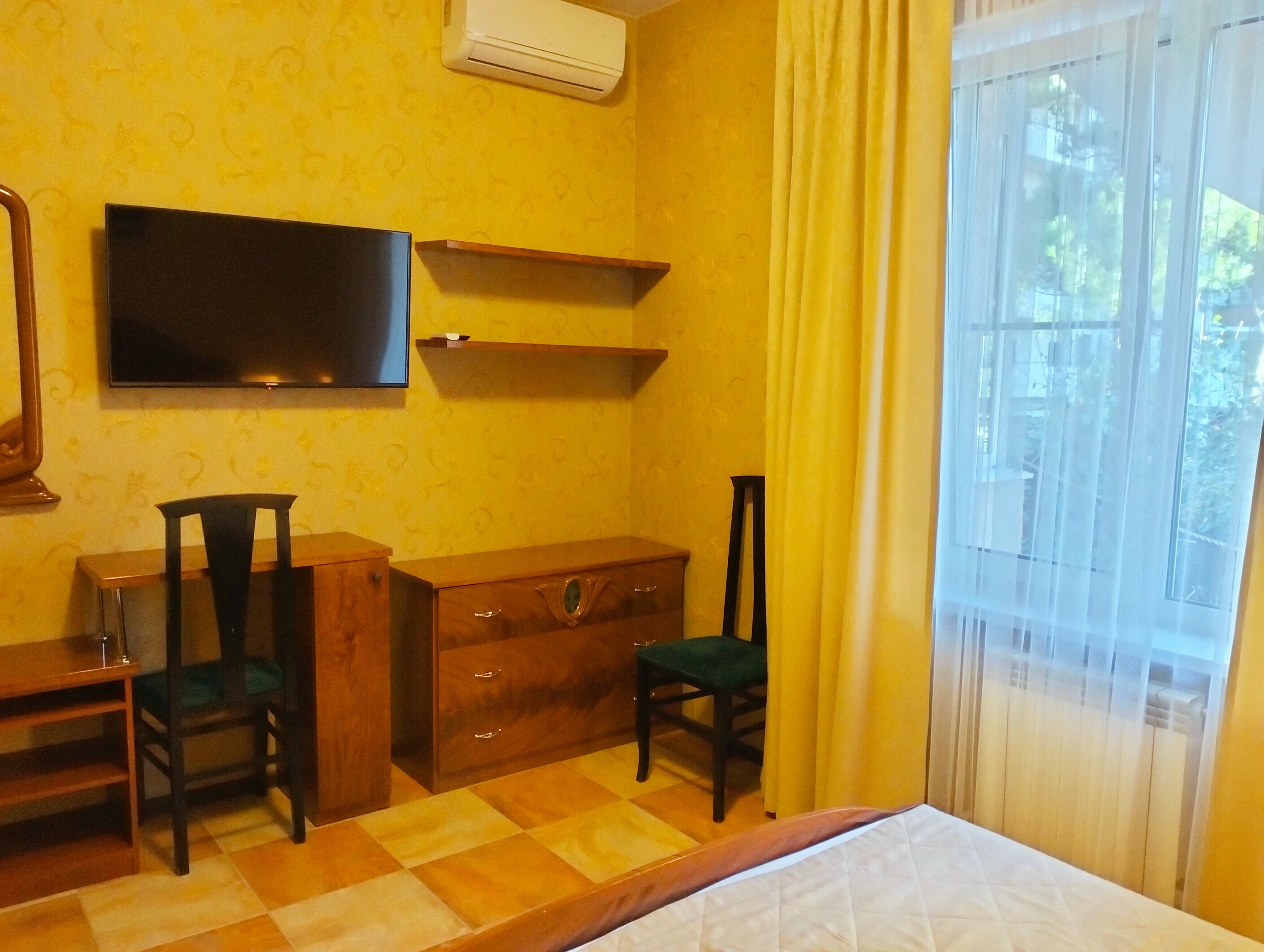 Семейный номер с видом на сад