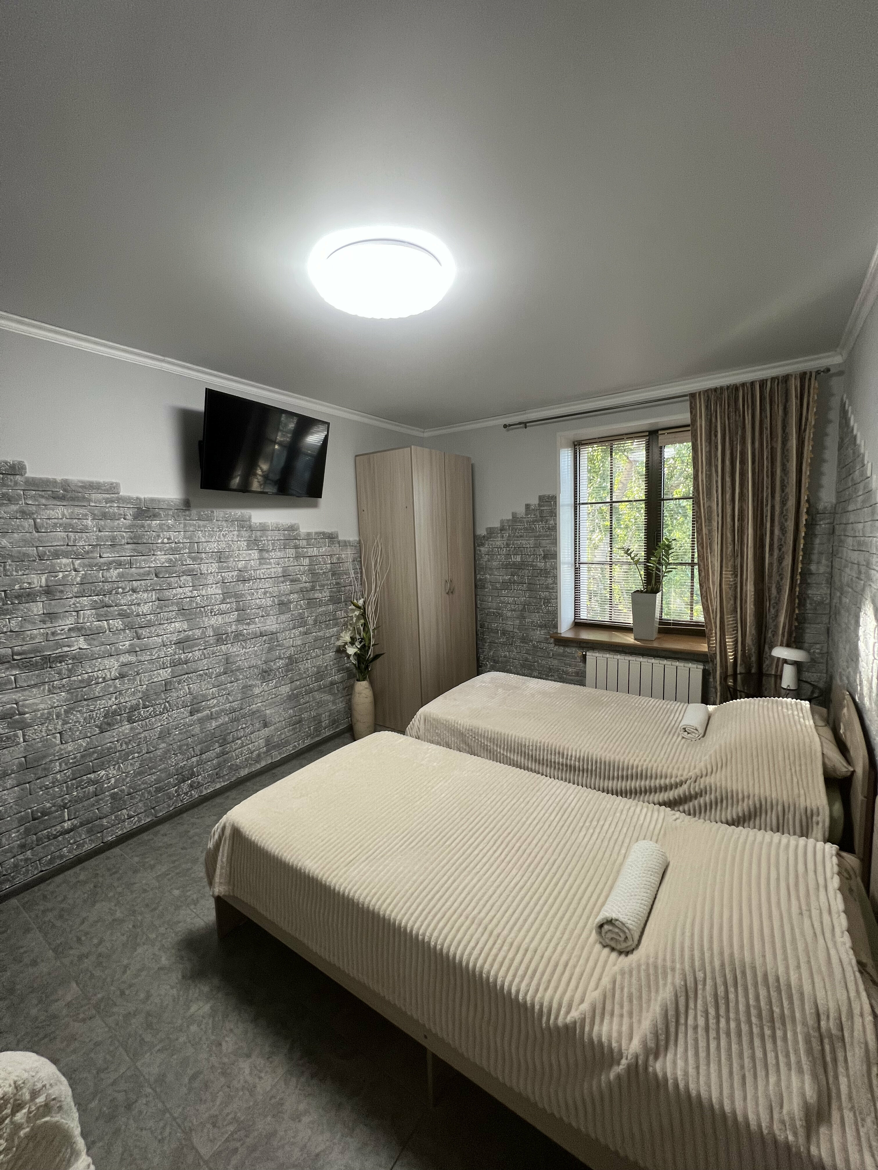 Двухместный номер с 2 отдельными кроватями и общей ванной комнатой