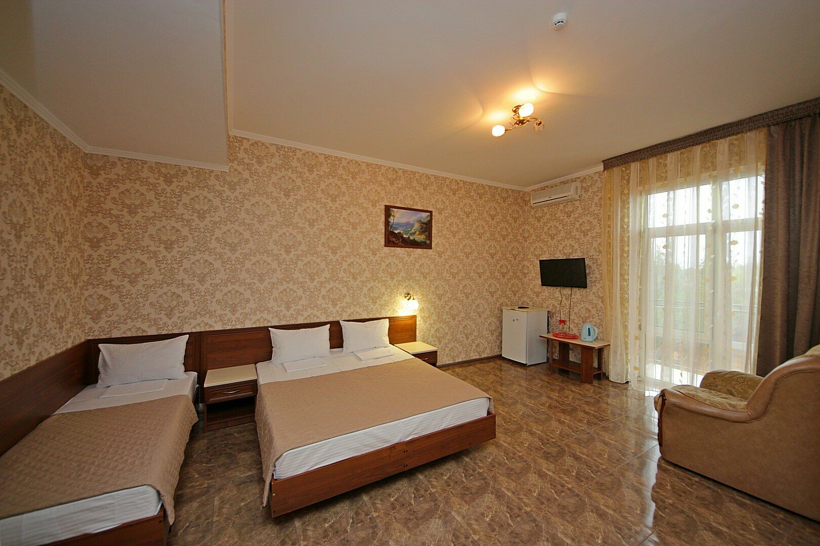 Трехместный номер с балконом