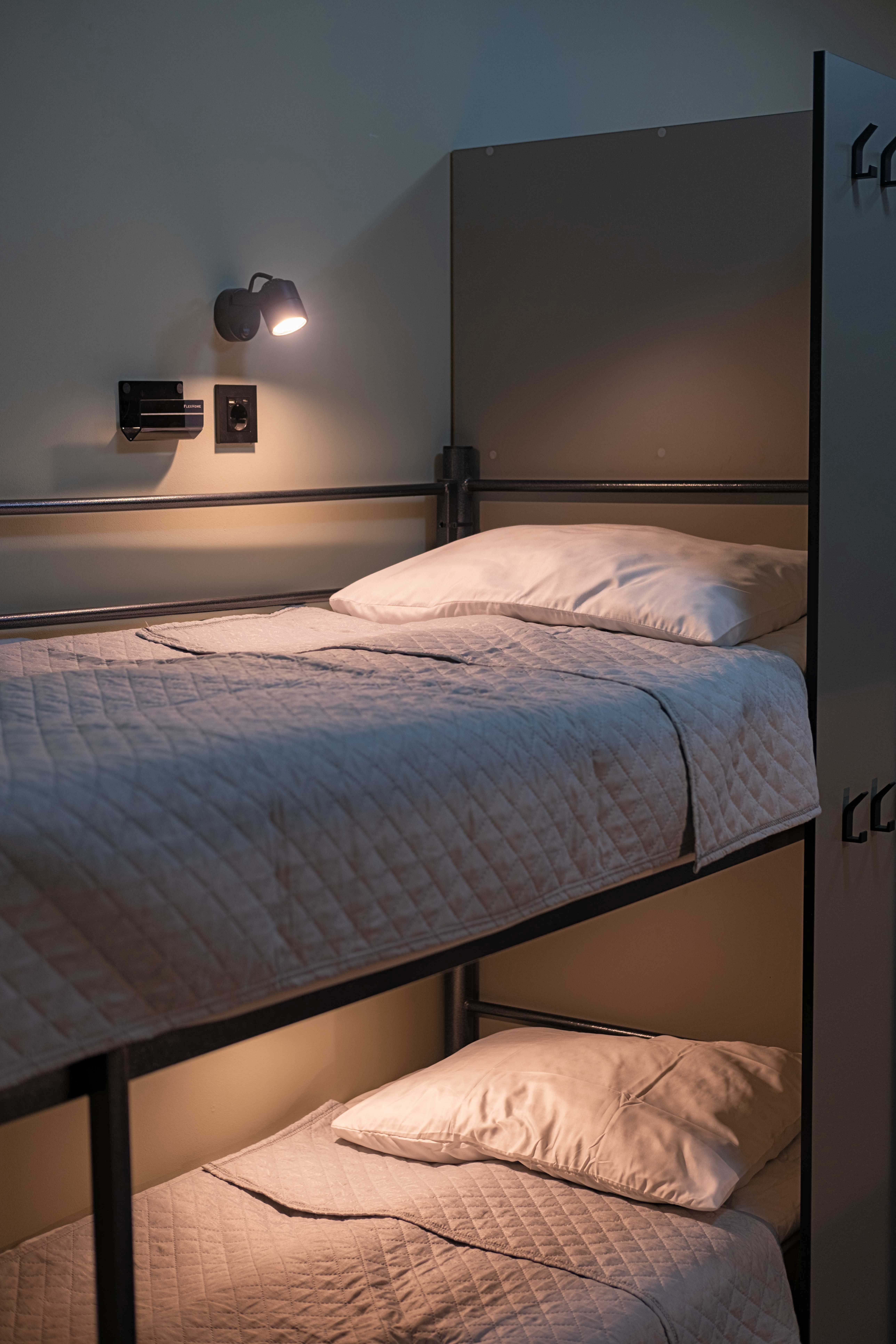 Односпальная кровать в общем мужском номере