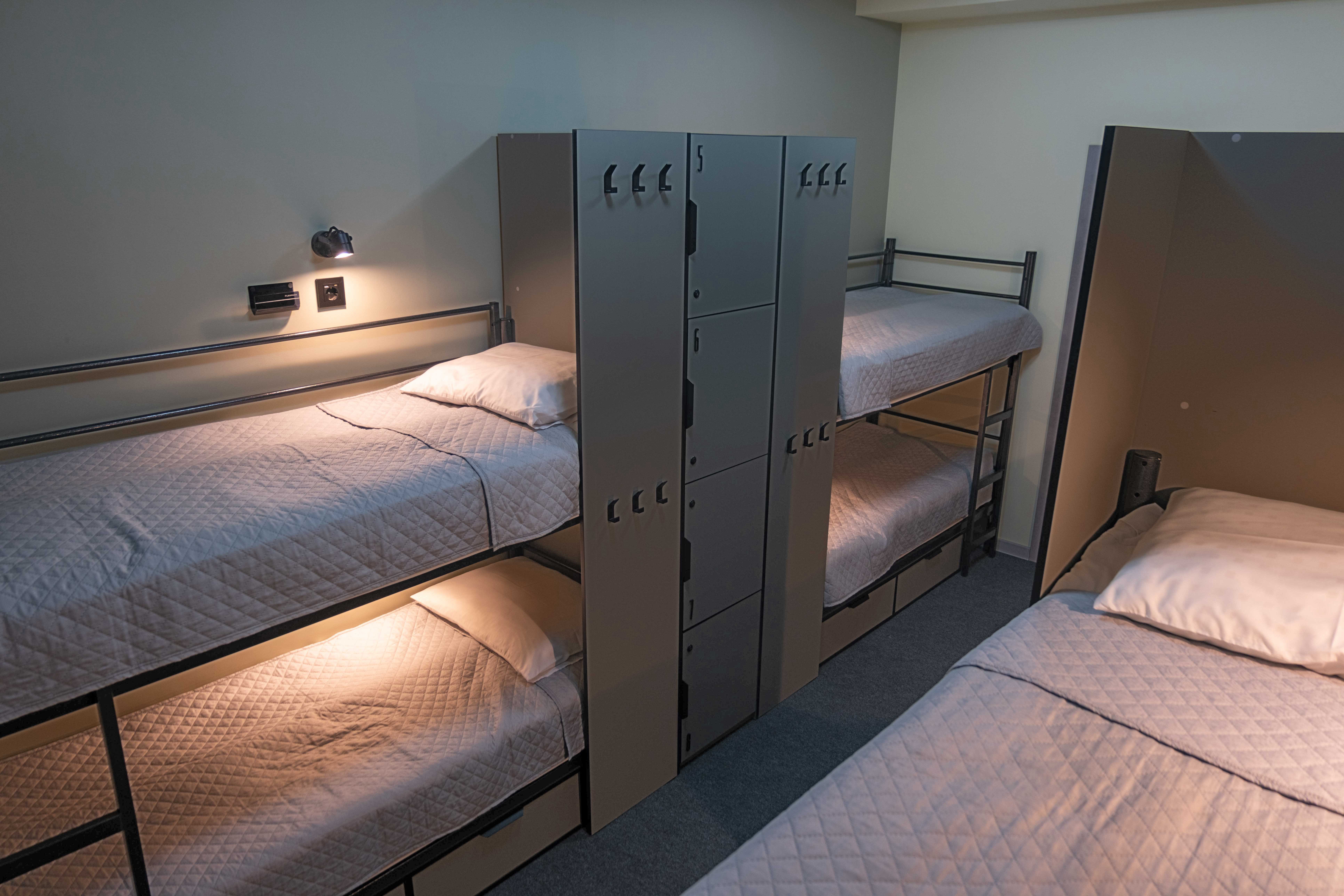 Односпальная кровать в общем мужском номере