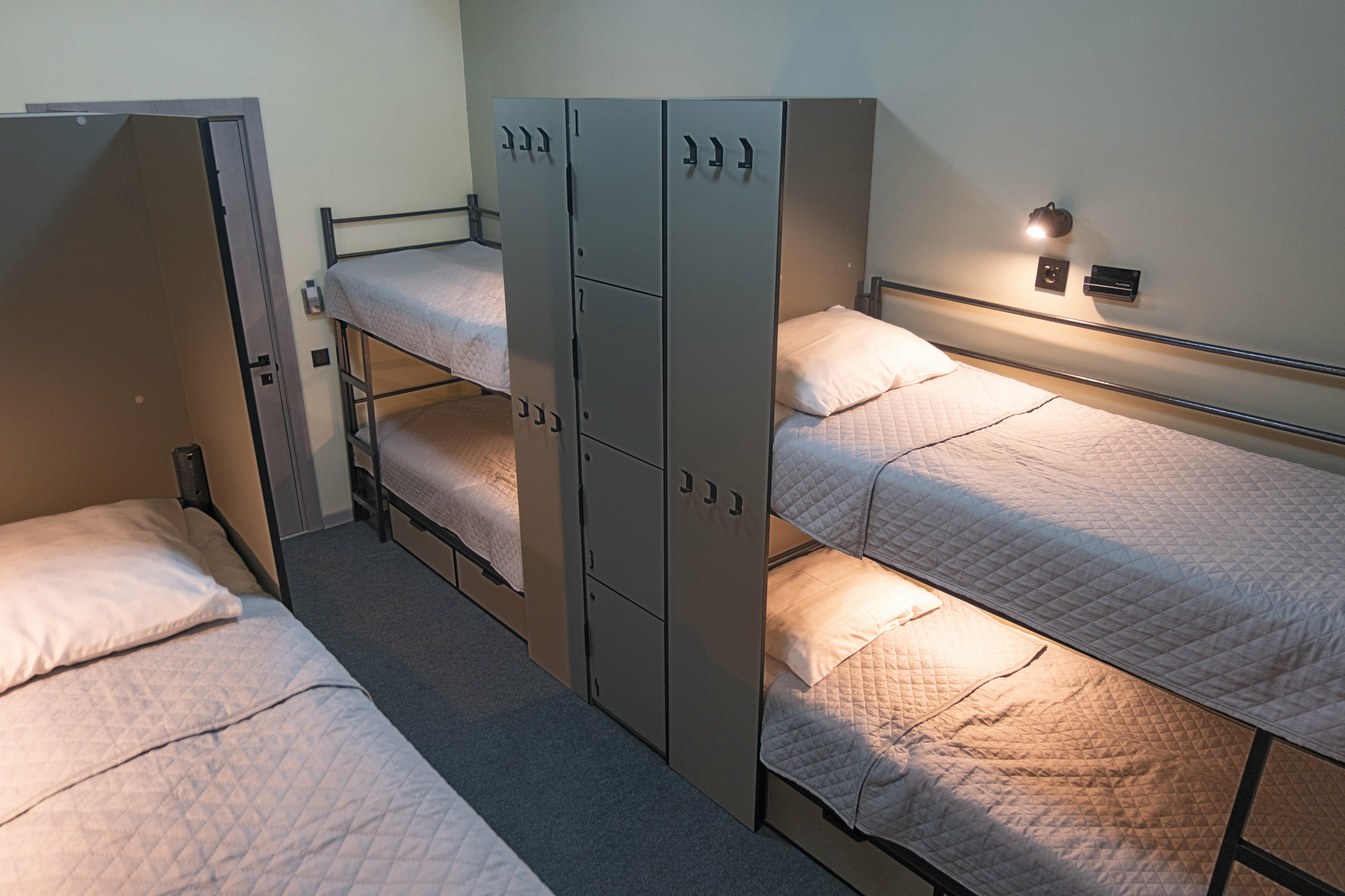 Односпальная кровать в общем номере для женщин