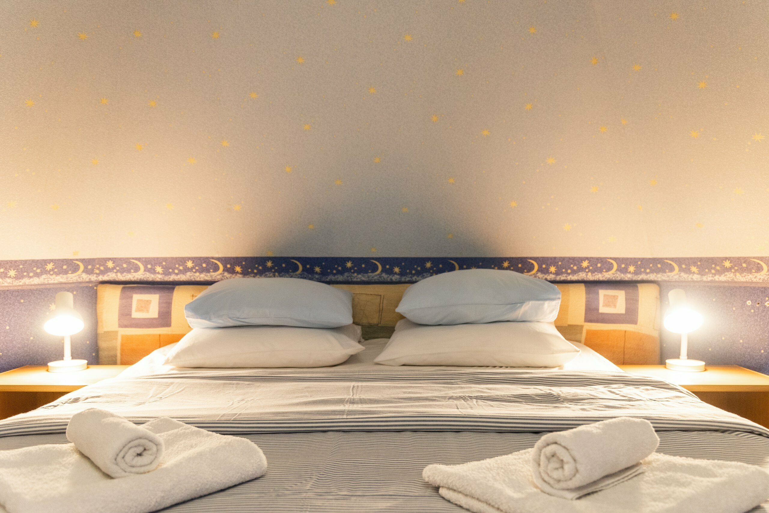 Семейное  двухместное размещение большая кровать+доп.место ( большая кровать+диван) Мансарда