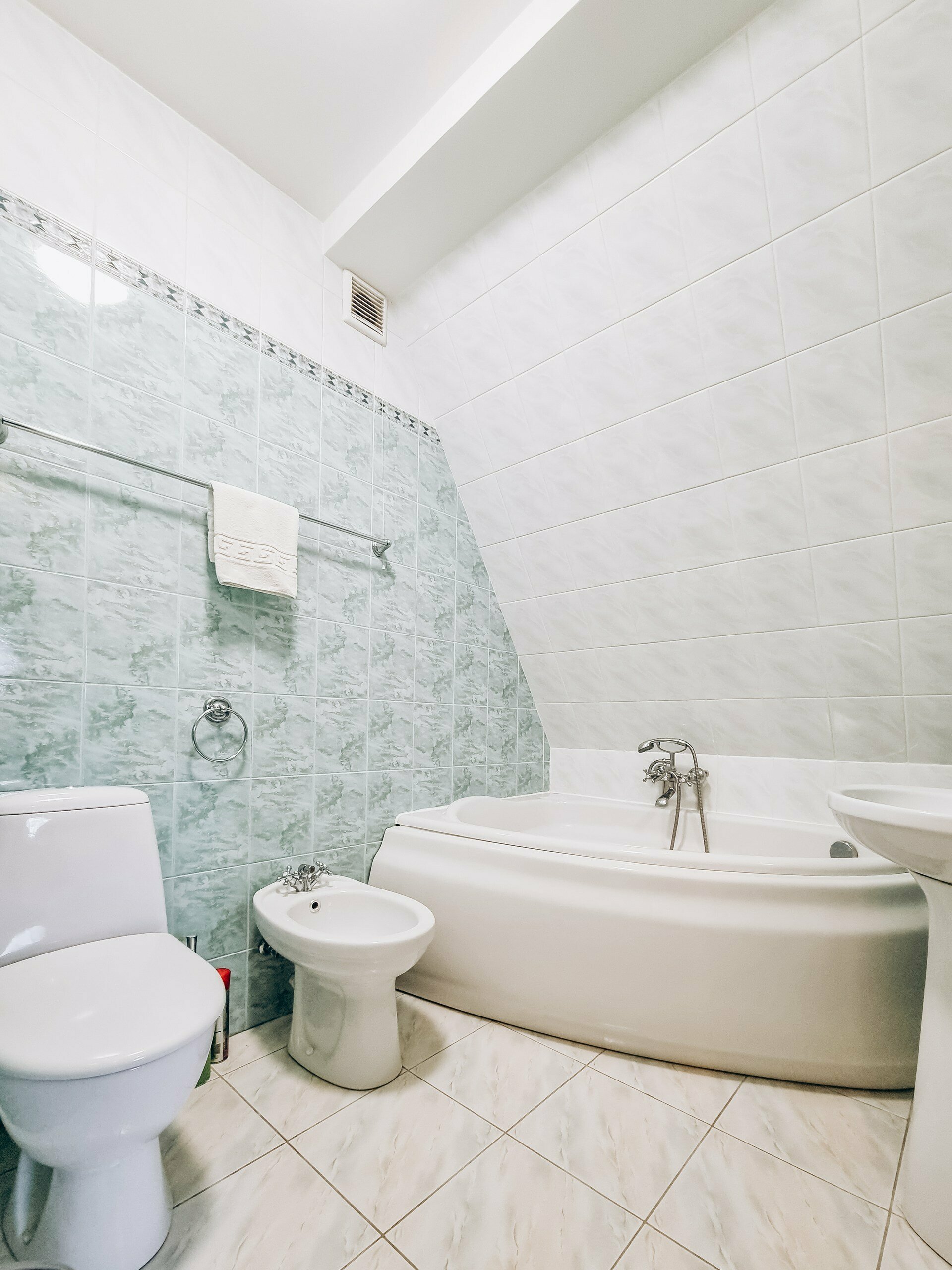 Семейное  двухместное размещение большая кровать+доп.место ( большая кровать+диван) Мансарда