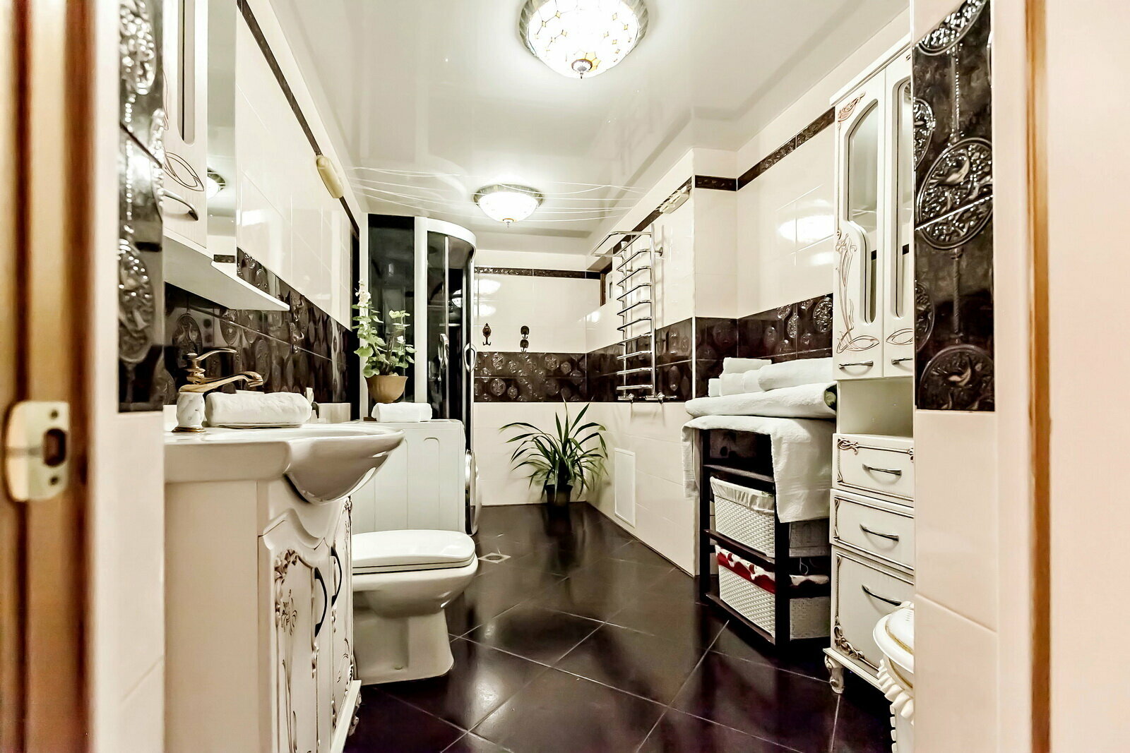 Четырехместный номер эконом-класса с общей ванной комнатой