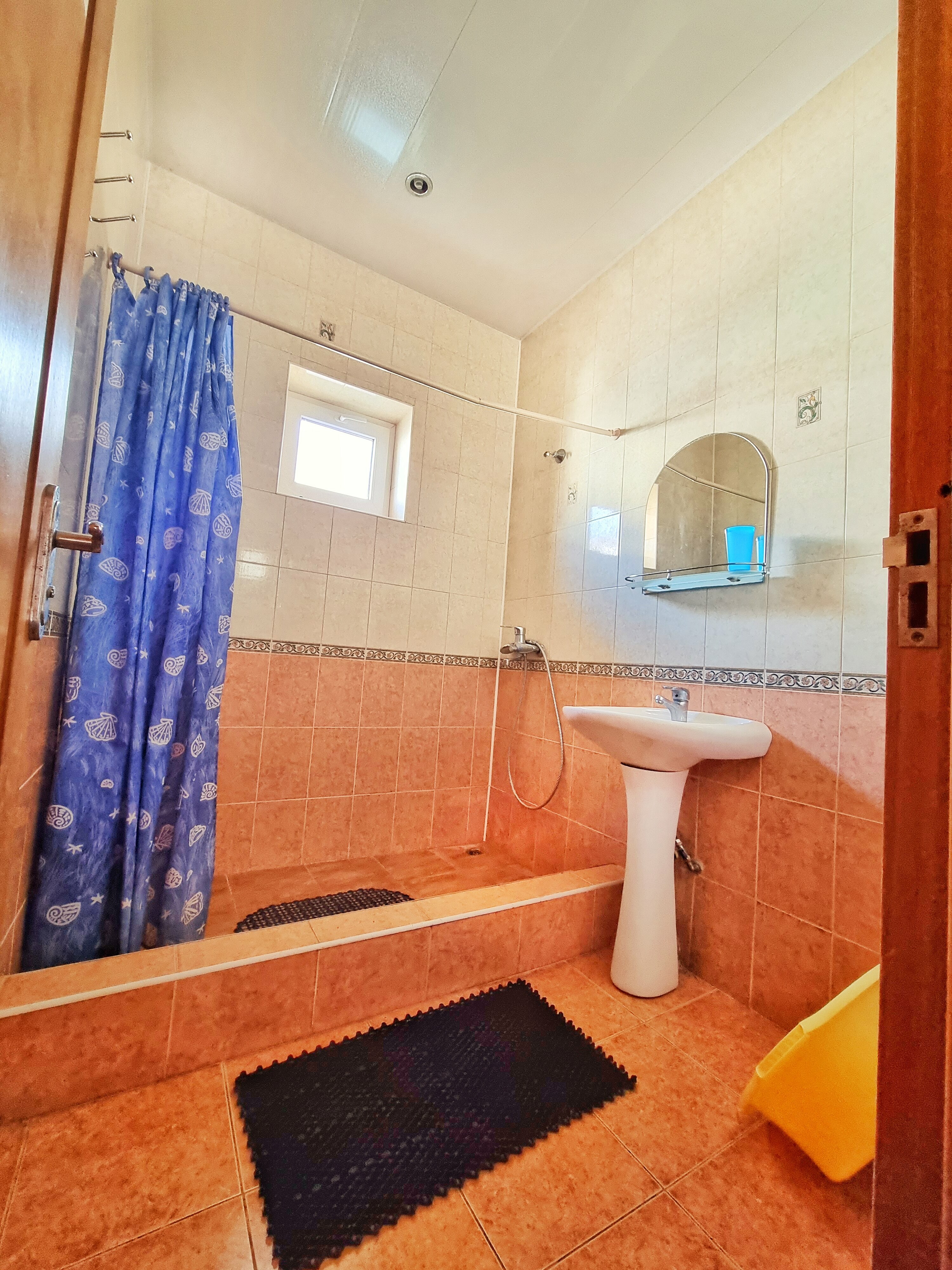 Двухместный номер эконом-класса с 2 отдельными кроватями