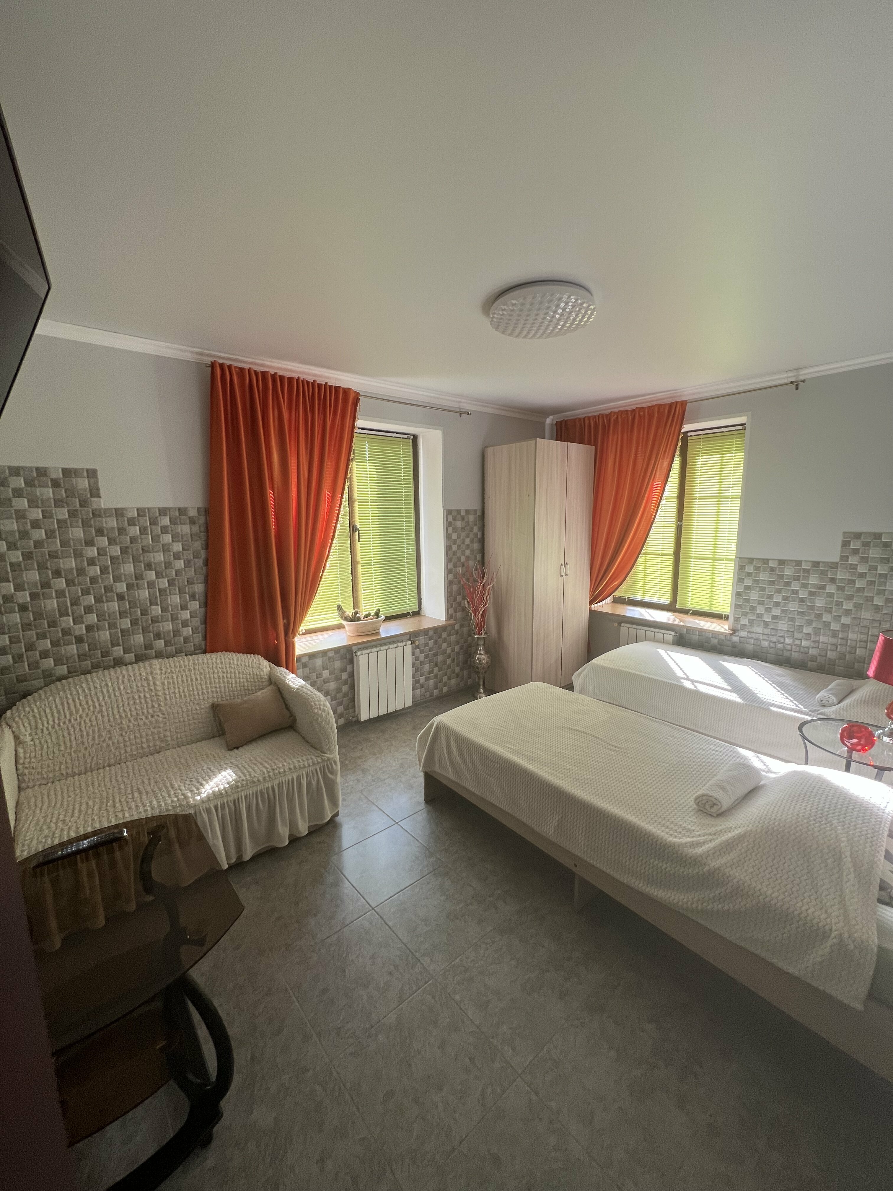 Двухместный номер с 2 отдельными кроватями и общей ванной комнатой