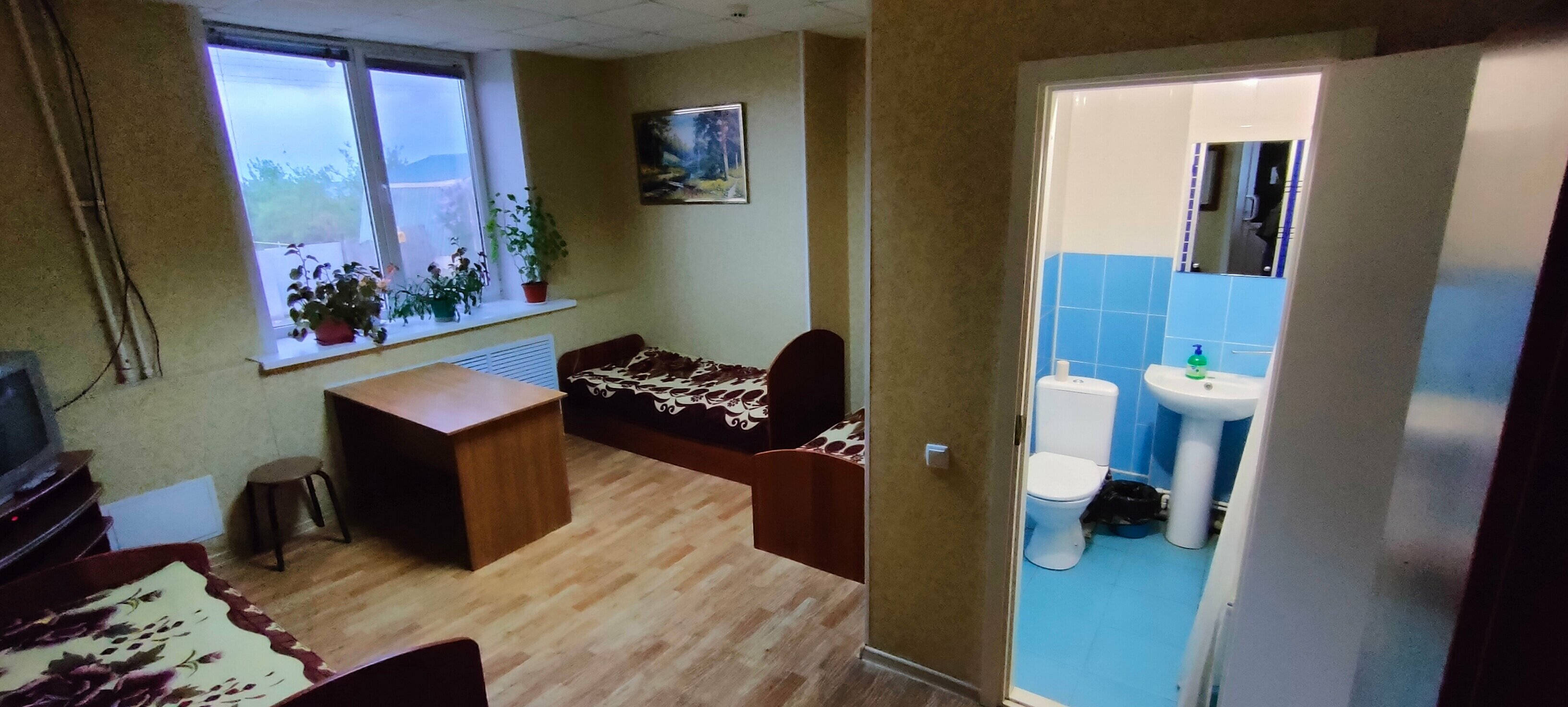 Трехместный номер «Комфорт» с душем