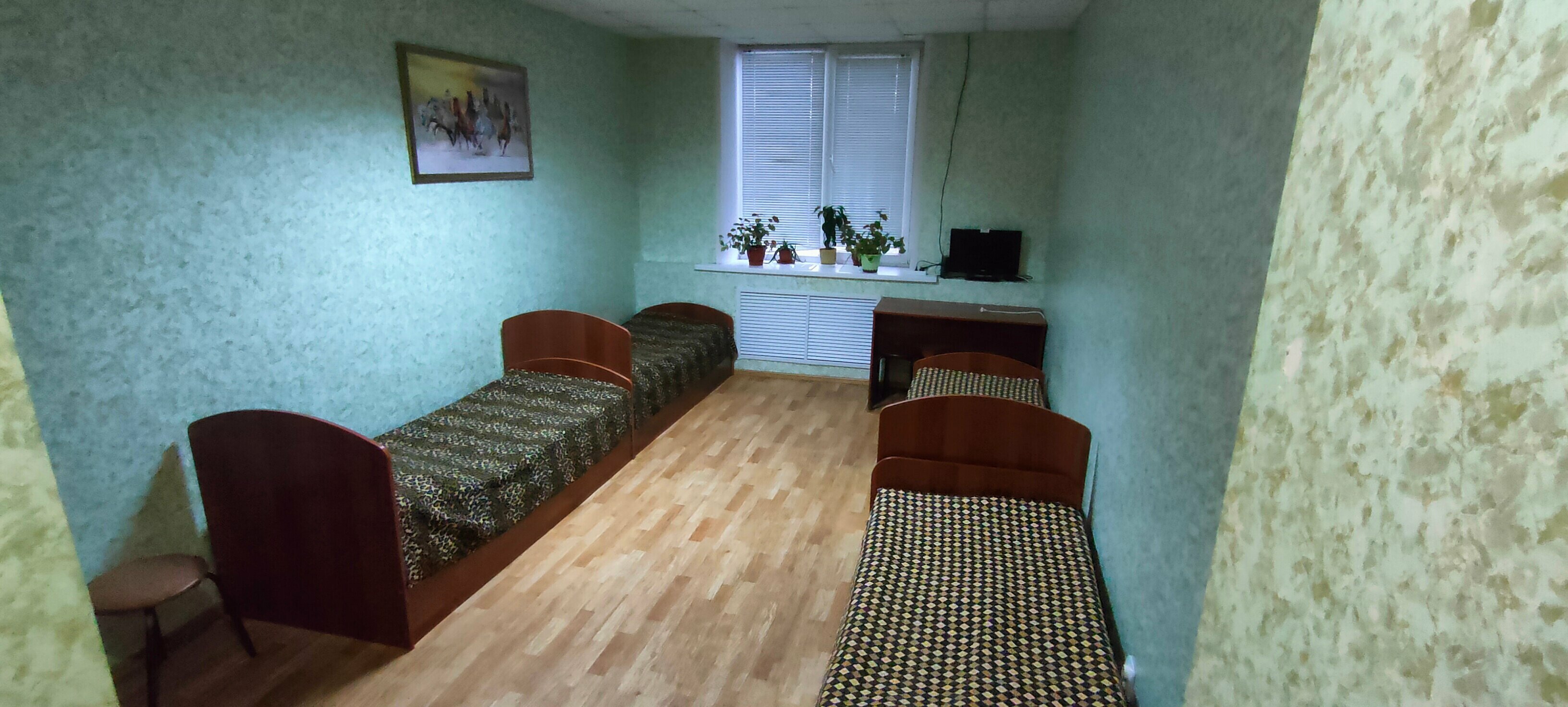 Четырехместный номер с ванной комнатой