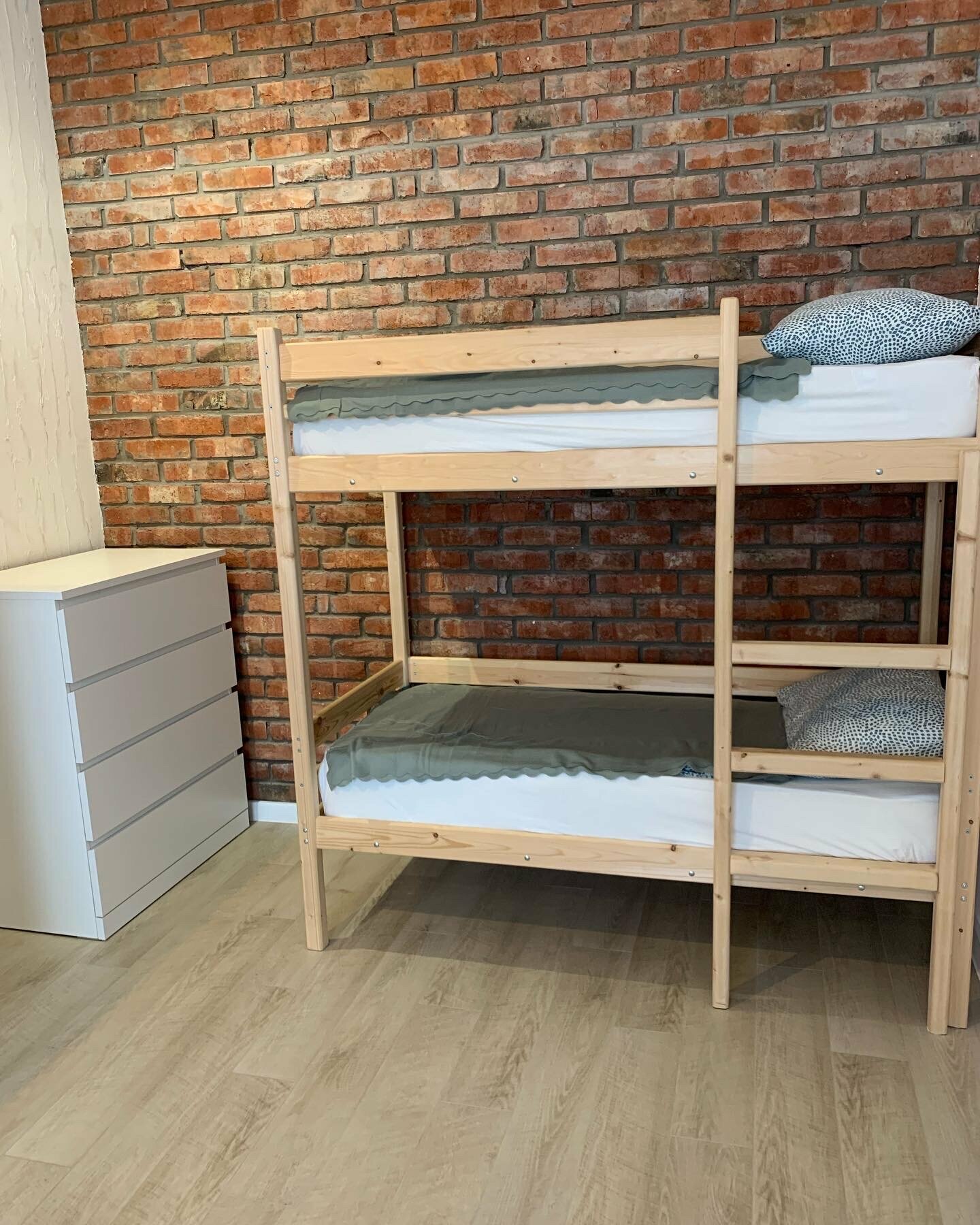 Двухместный номер с двуспальной кроватью и дополнительной кроватью