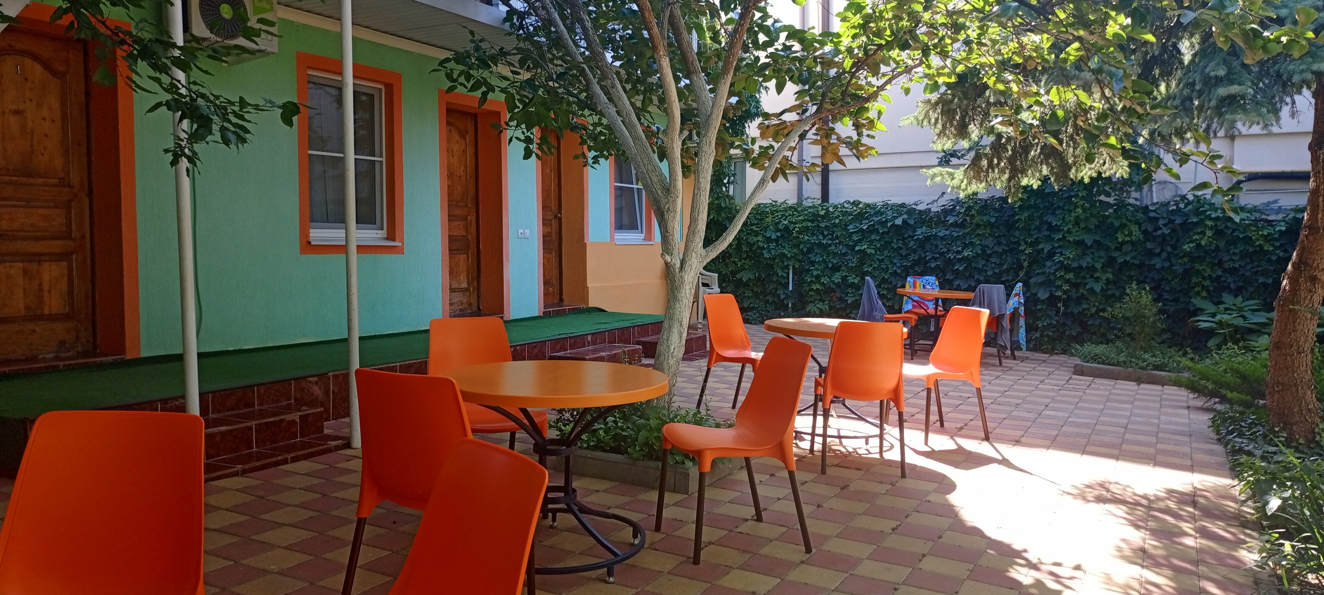 Семейный номер с видом на сад